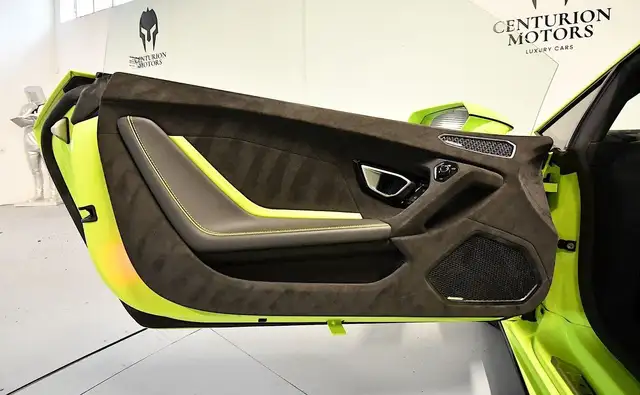 Lamborghini Tecnica view 10