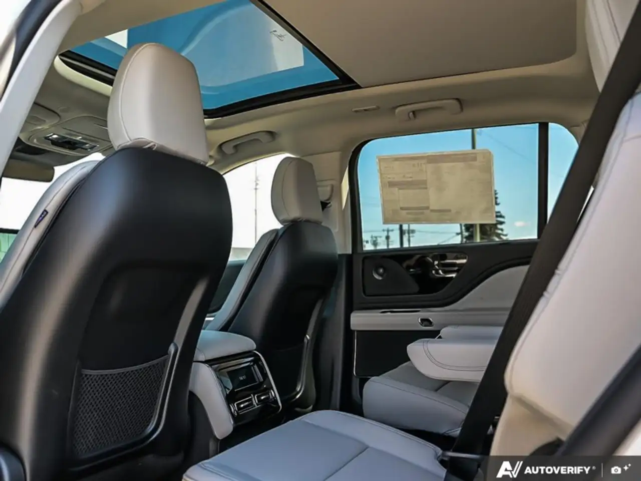 Lincoln Aviator снимка Lincoln Aviator