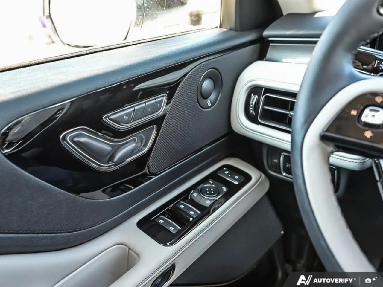 Lincoln Aviator снимка Lincoln Aviator