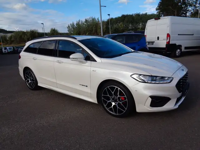 Ford Mondeo view 3