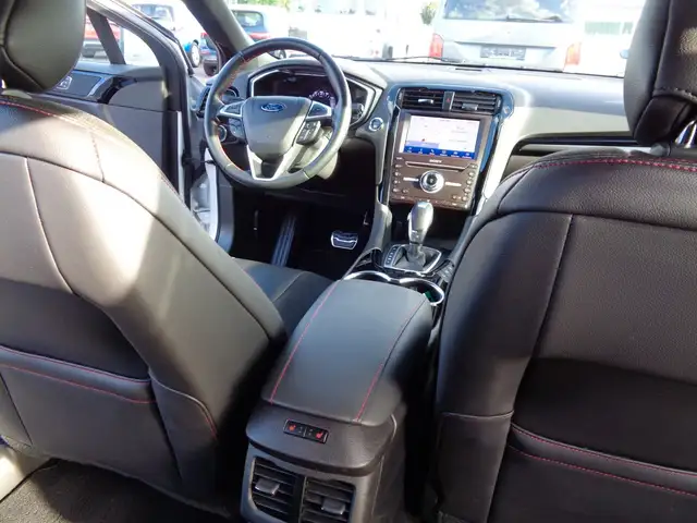 Ford Mondeo view 12