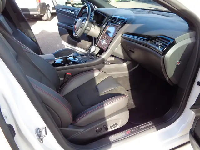 Ford Mondeo view 13