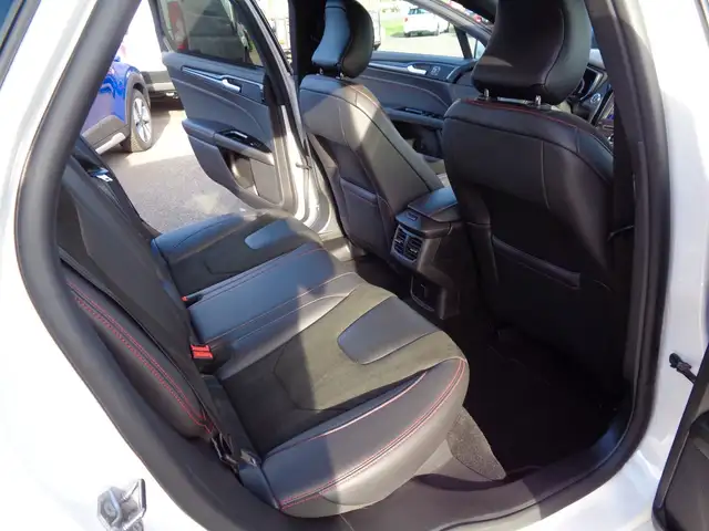 Ford Mondeo view 11