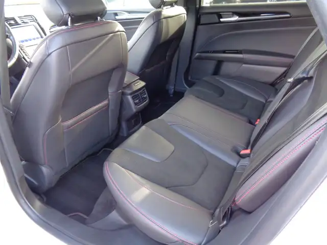 Ford Mondeo view 9