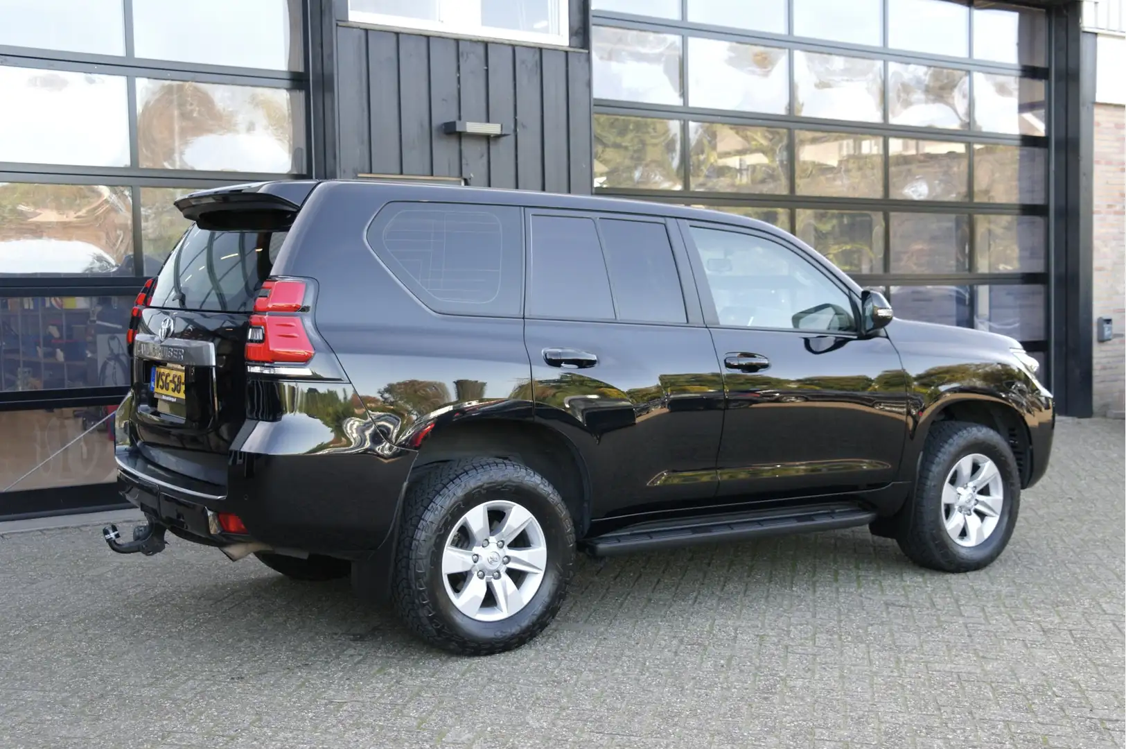 Toyota Land Cruiser 2.8 D-4D-F Challenger Window Van | NL-Auto | Carpl Zwart - 2