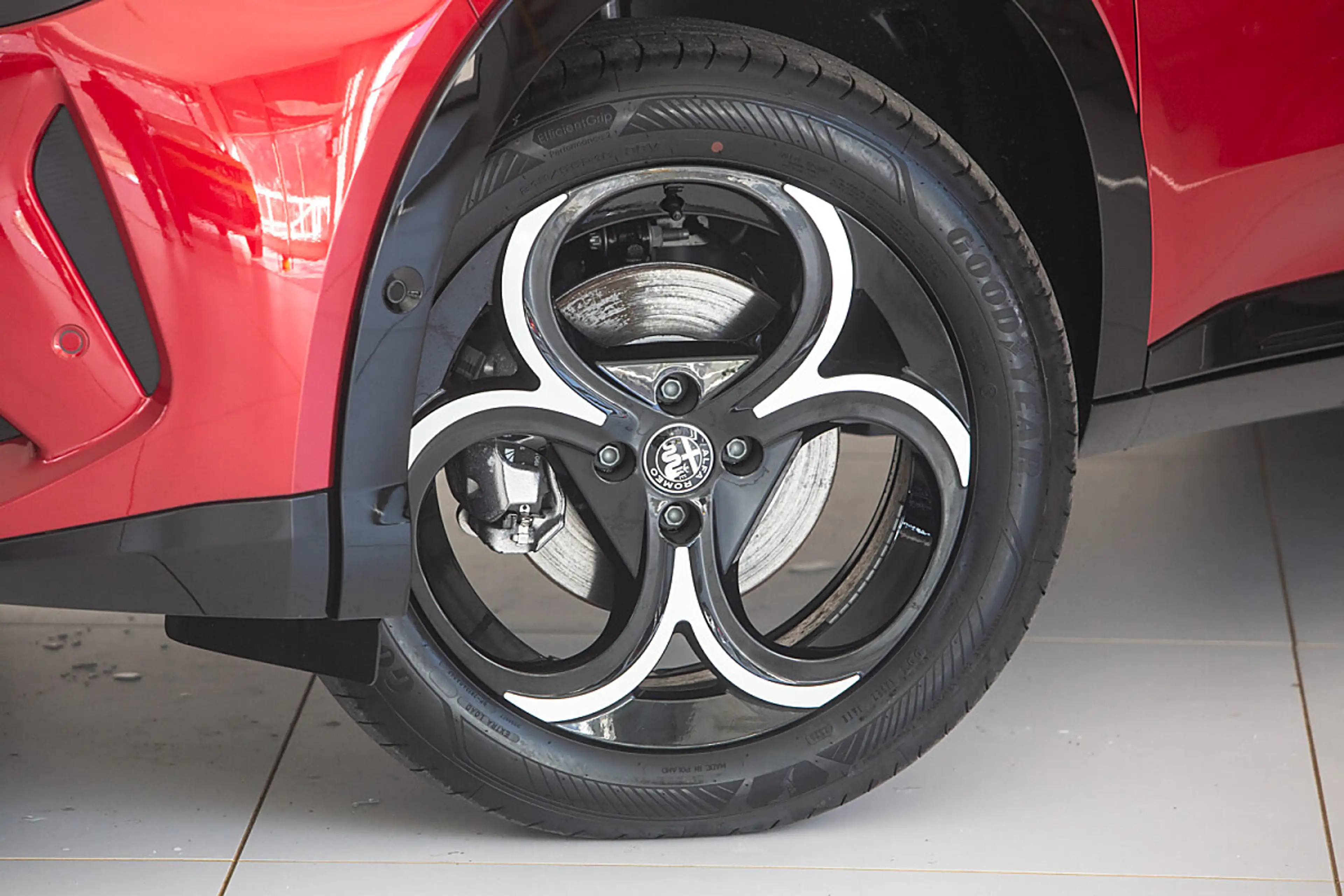 Alfa Romeo Junior Ibrida Q4 Ti 1.2 MHEV eAWD e-DCT6 — photo 4