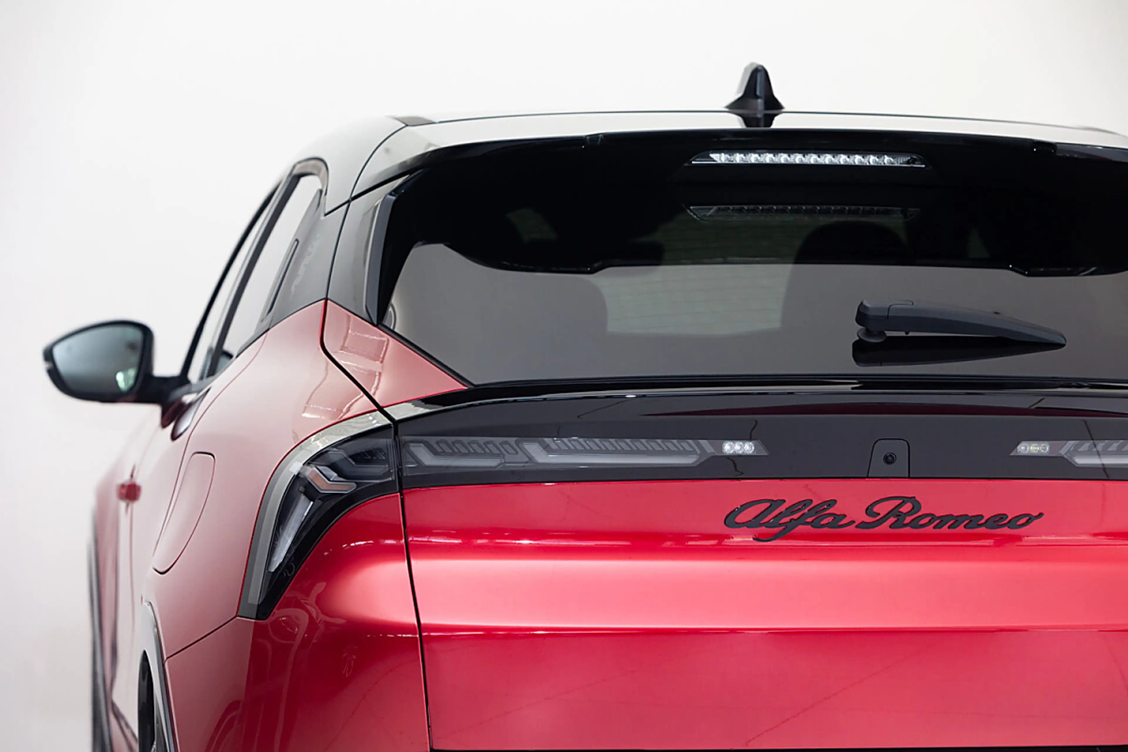Alfa Romeo Junior Ibrida Q4 Ti 1.2 MHEV eAWD e-DCT6 — photo 3