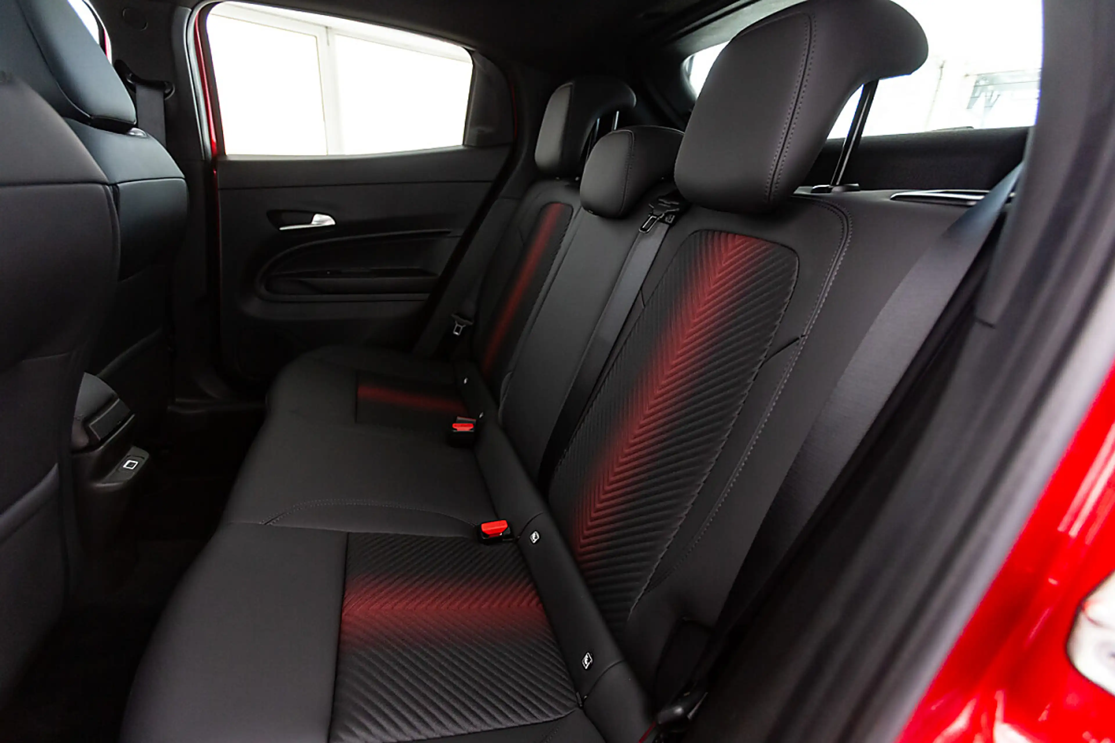 Alfa Romeo Junior Ibrida Q4 Ti 1.2 MHEV eAWD e-DCT6 — photo 13