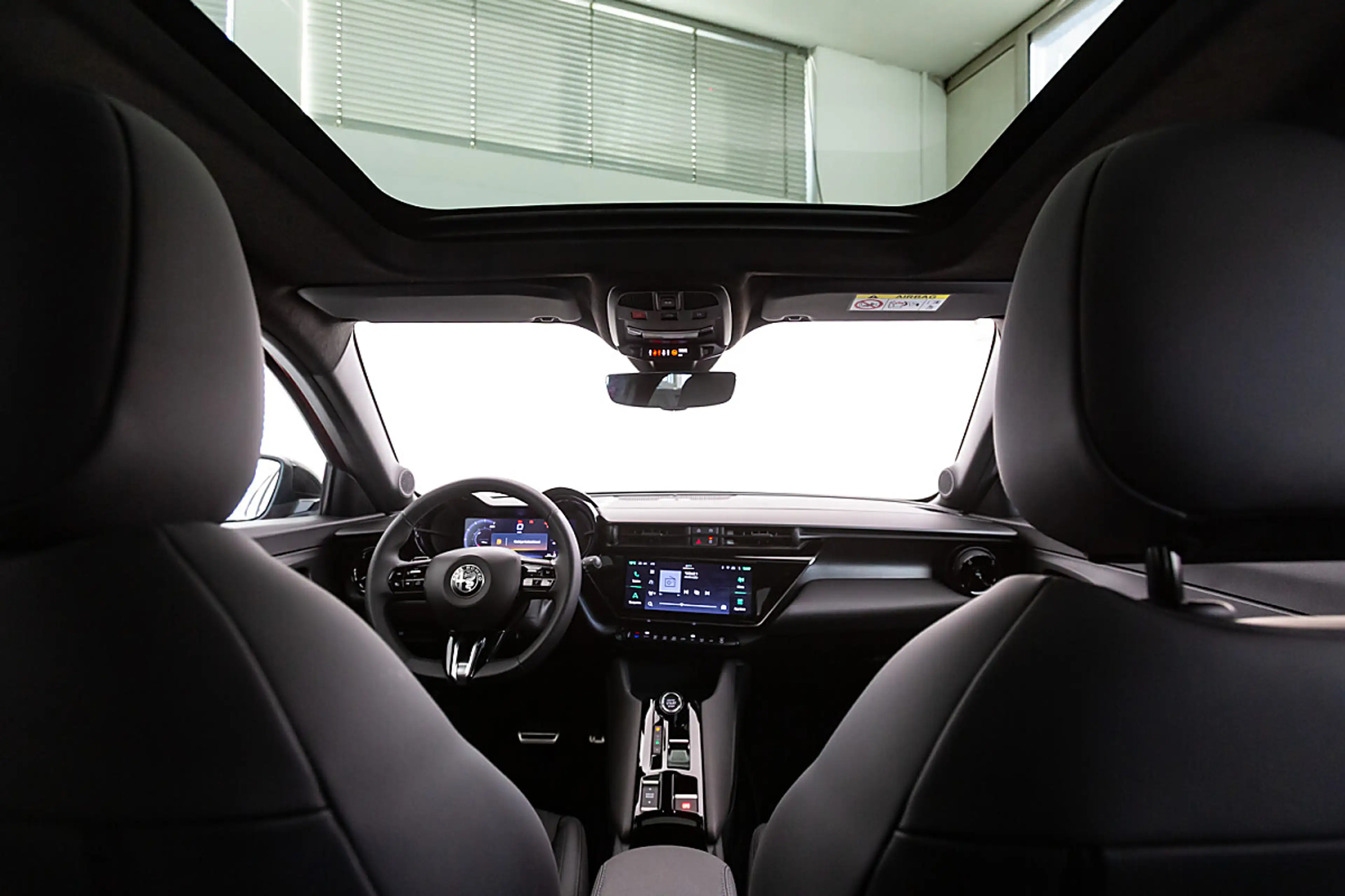 Alfa Romeo Junior Ibrida Q4 Ti 1.2 MHEV eAWD e-DCT6 — photo 14