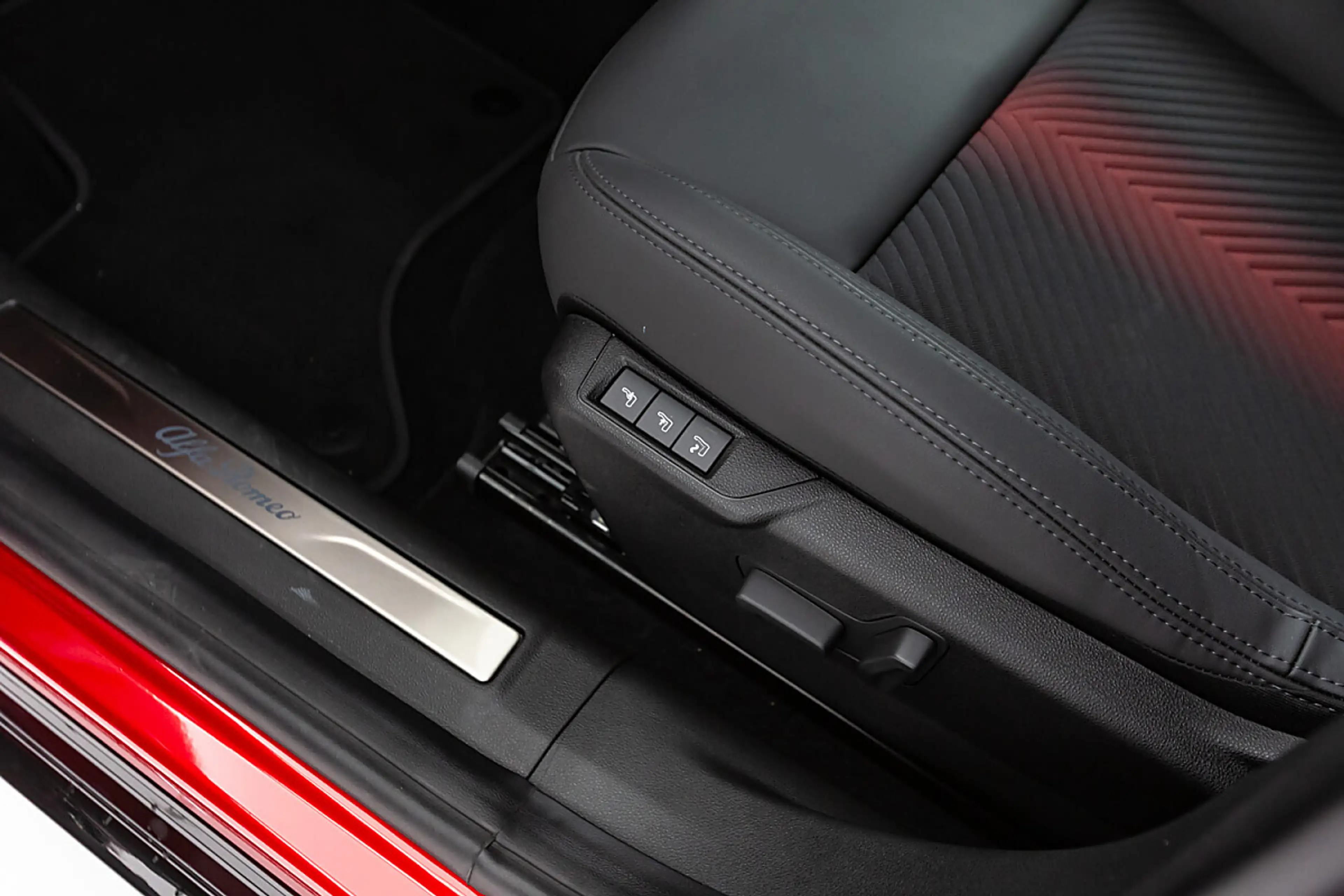 Alfa Romeo Junior Ibrida Q4 Ti 1.2 MHEV eAWD e-DCT6 — photo 11