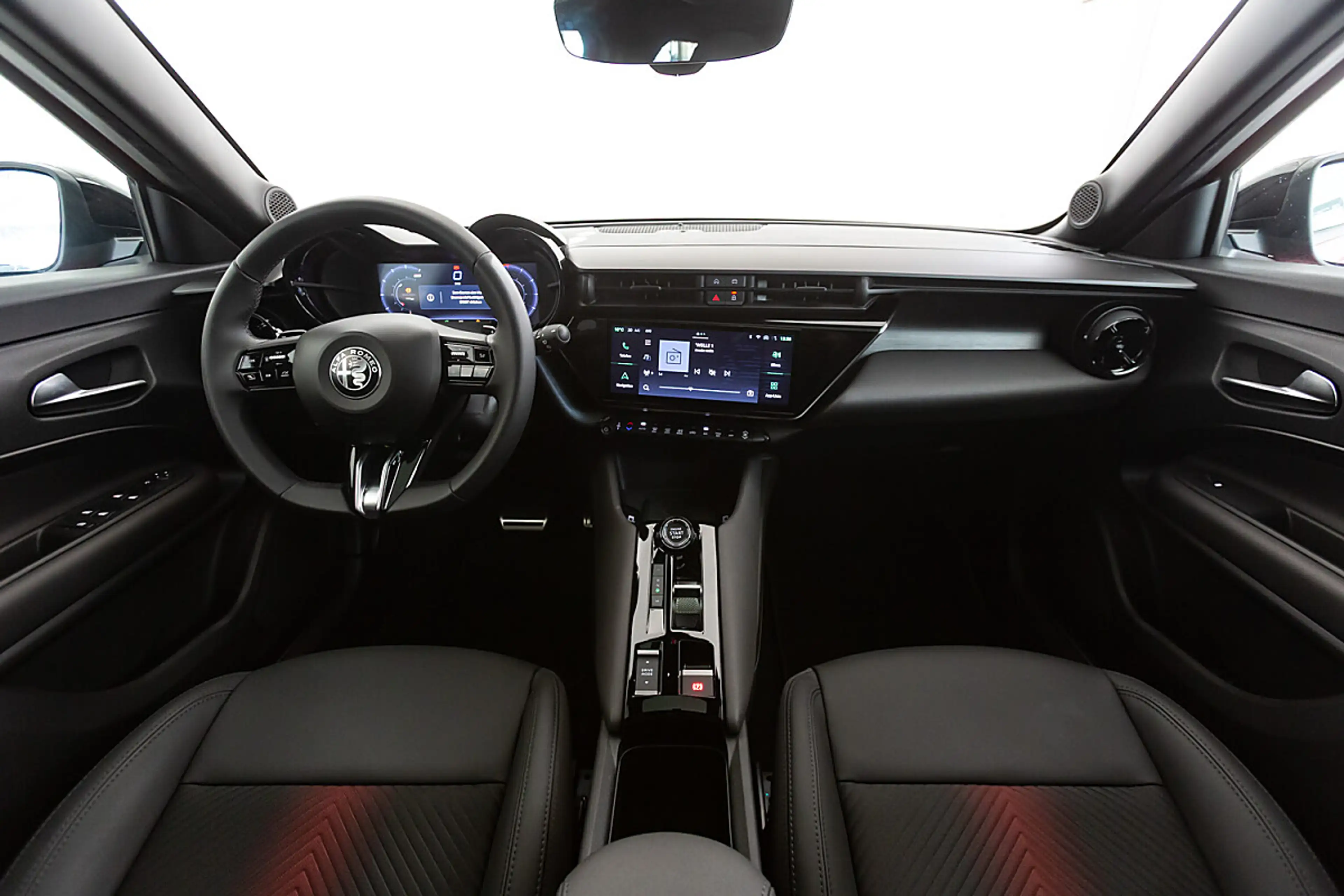 Alfa Romeo Junior Ibrida Q4 Ti 1.2 MHEV eAWD e-DCT6 — photo 5