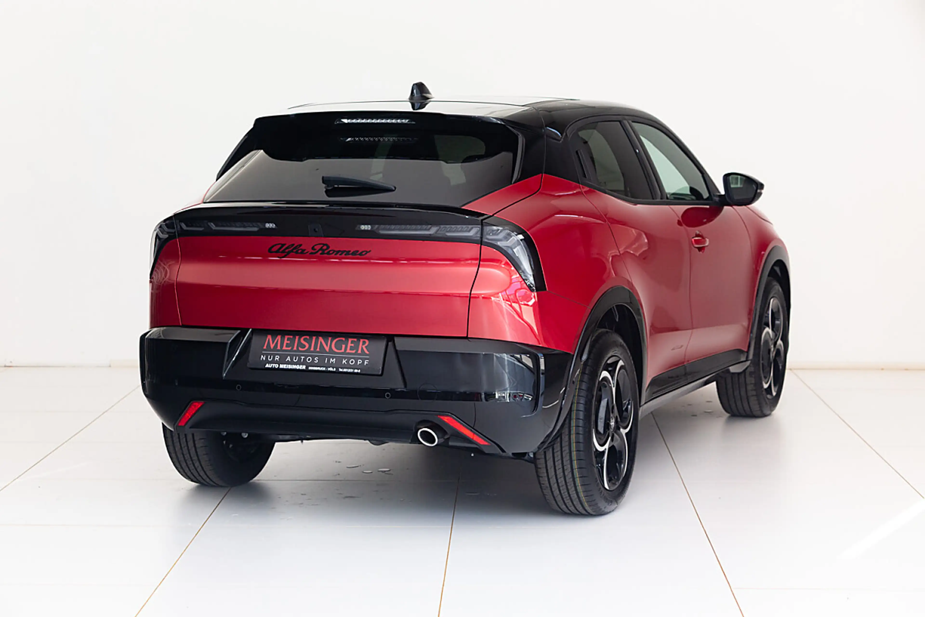 Alfa Romeo Junior Ibrida Q4 Ti 1.2 MHEV eAWD e-DCT6 — photo 2