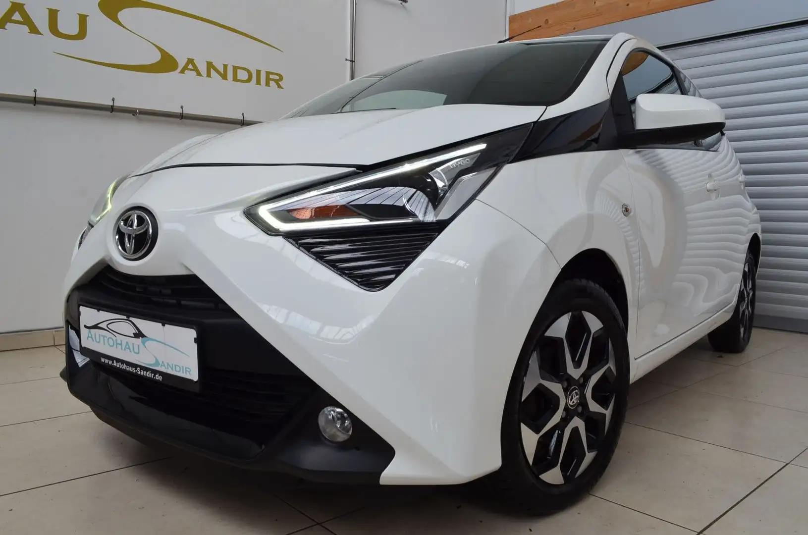 Toyota Aygo x-play Team D Autom. ~Apple CarPlay~Cam~MFL Weiß - 1