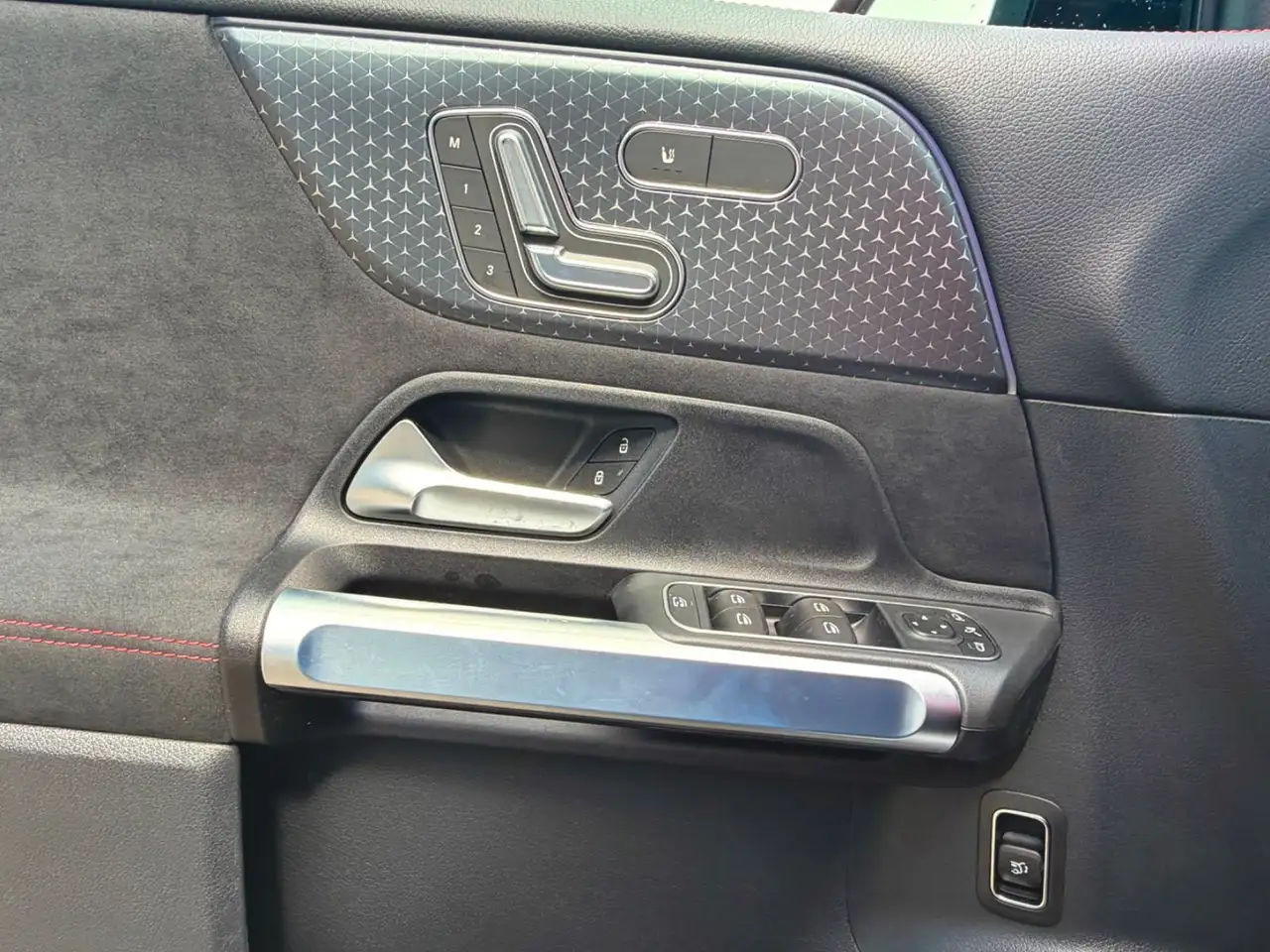 Mercedes-Benz GLB photo Mercedes-Benz GLB