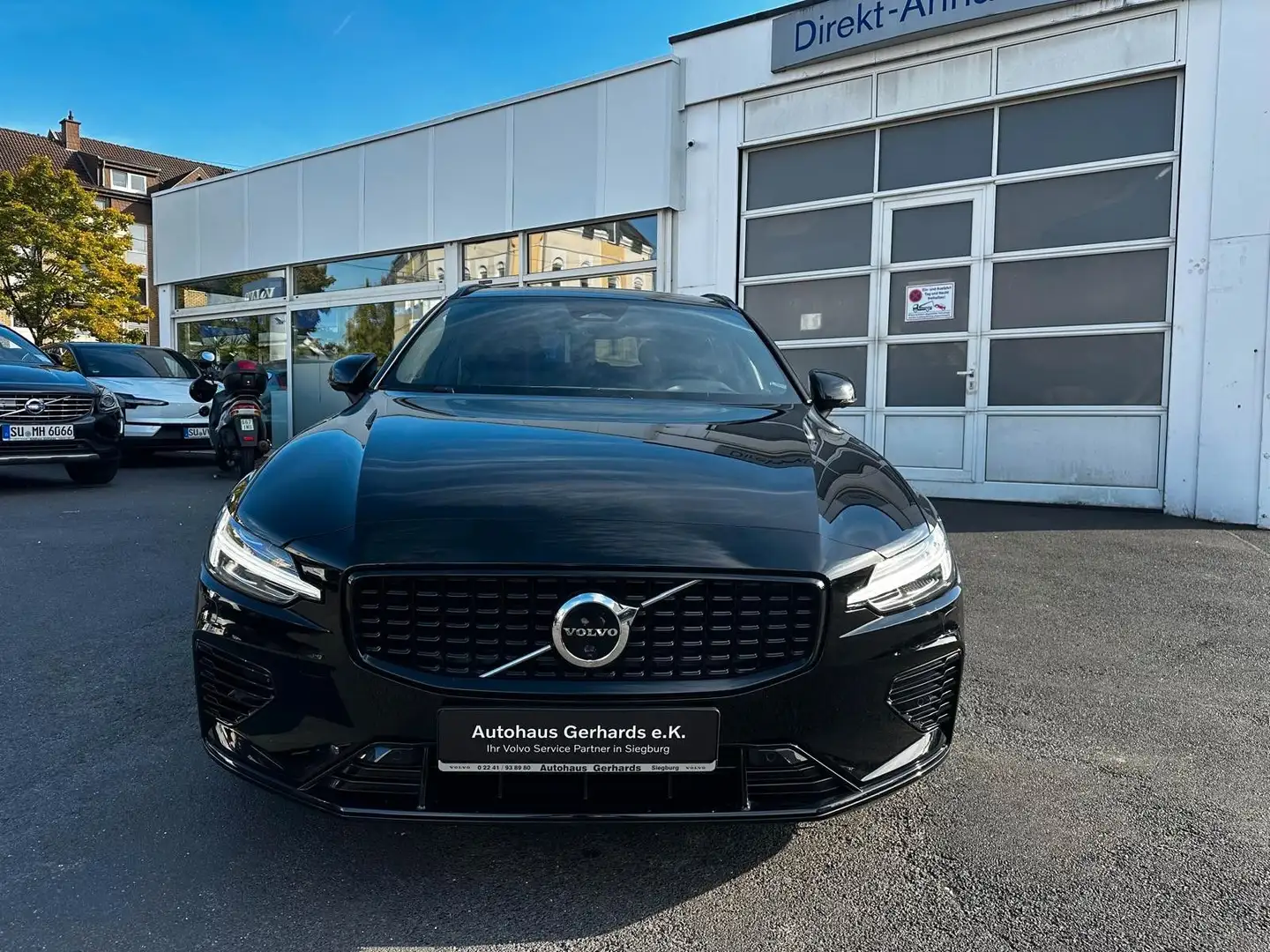 Volvo V60 T8 AWD Plug In Plus Dark LRang AHK,Pano,360° Schwarz - 2