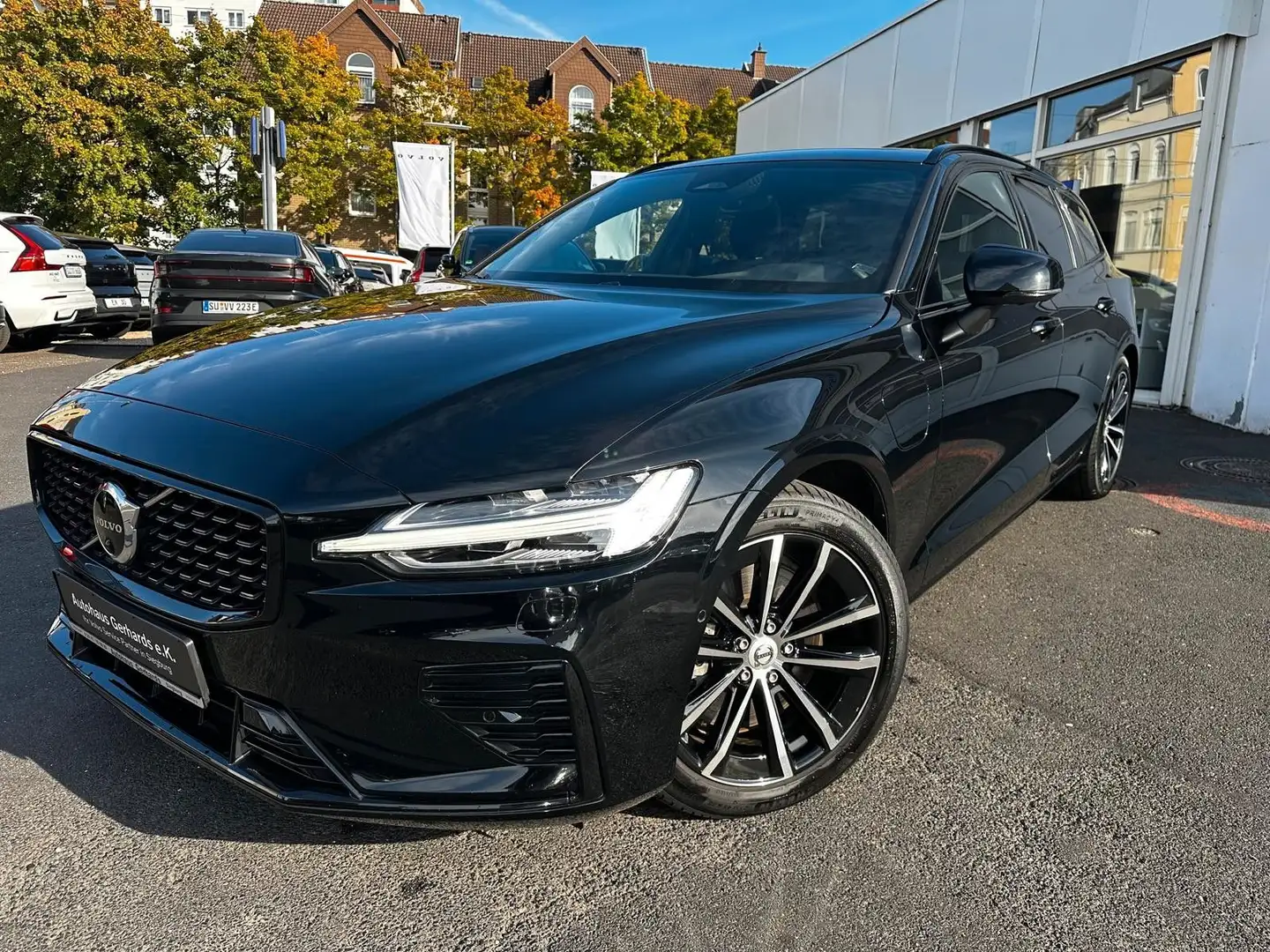 Volvo V60 T8 AWD Plug In Plus Dark LRang AHK,Pano,360° Schwarz - 1