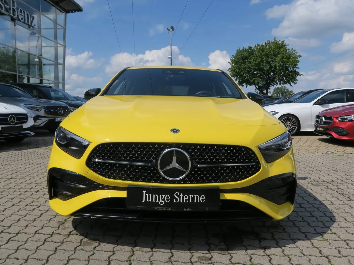 Mercedes-Benz A 200 A-Klasse A 200 AMG Line Night 360 Grand Multibea Jaune - 2