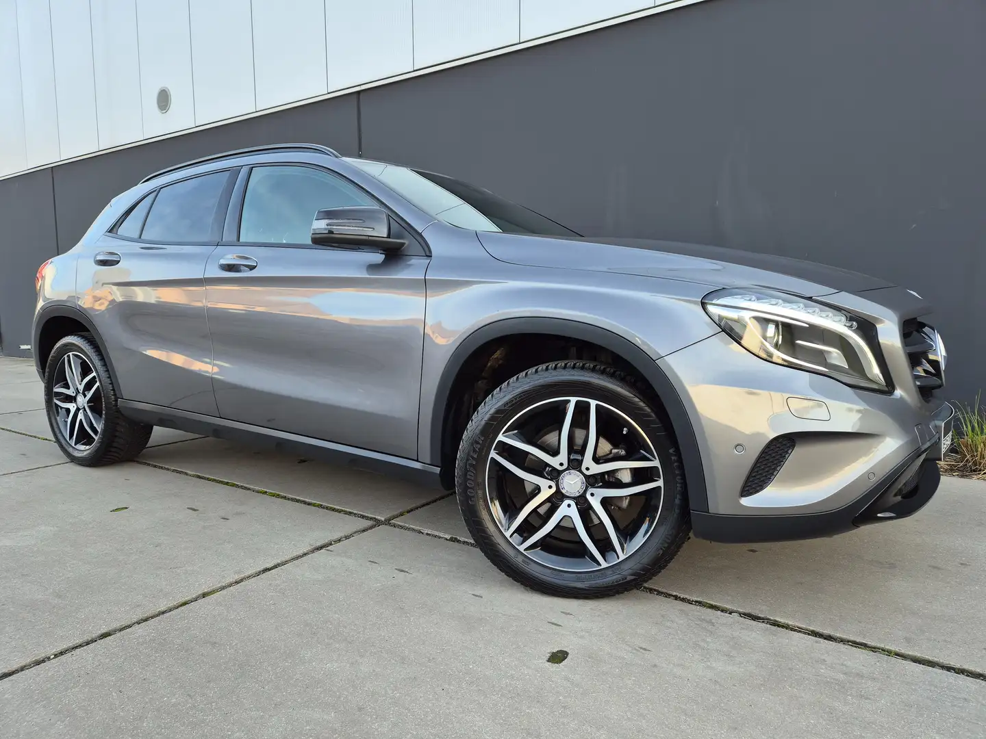 Mercedes-Benz GLA 200 d*LEDER*URBAN*COMAND*NIGHT PAKKET*TREKHAAK*PTS* Grijs - 1