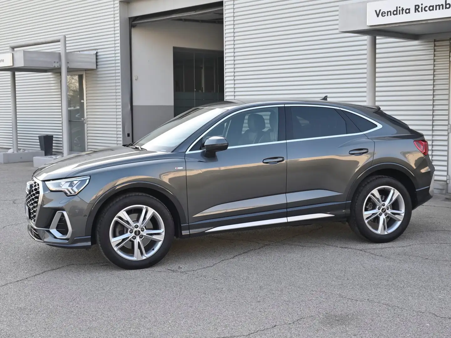 Audi Q3 Sportback 2.0 (40) Tdi Q. 200cv S-tr. S-line ed. Grigio - 2