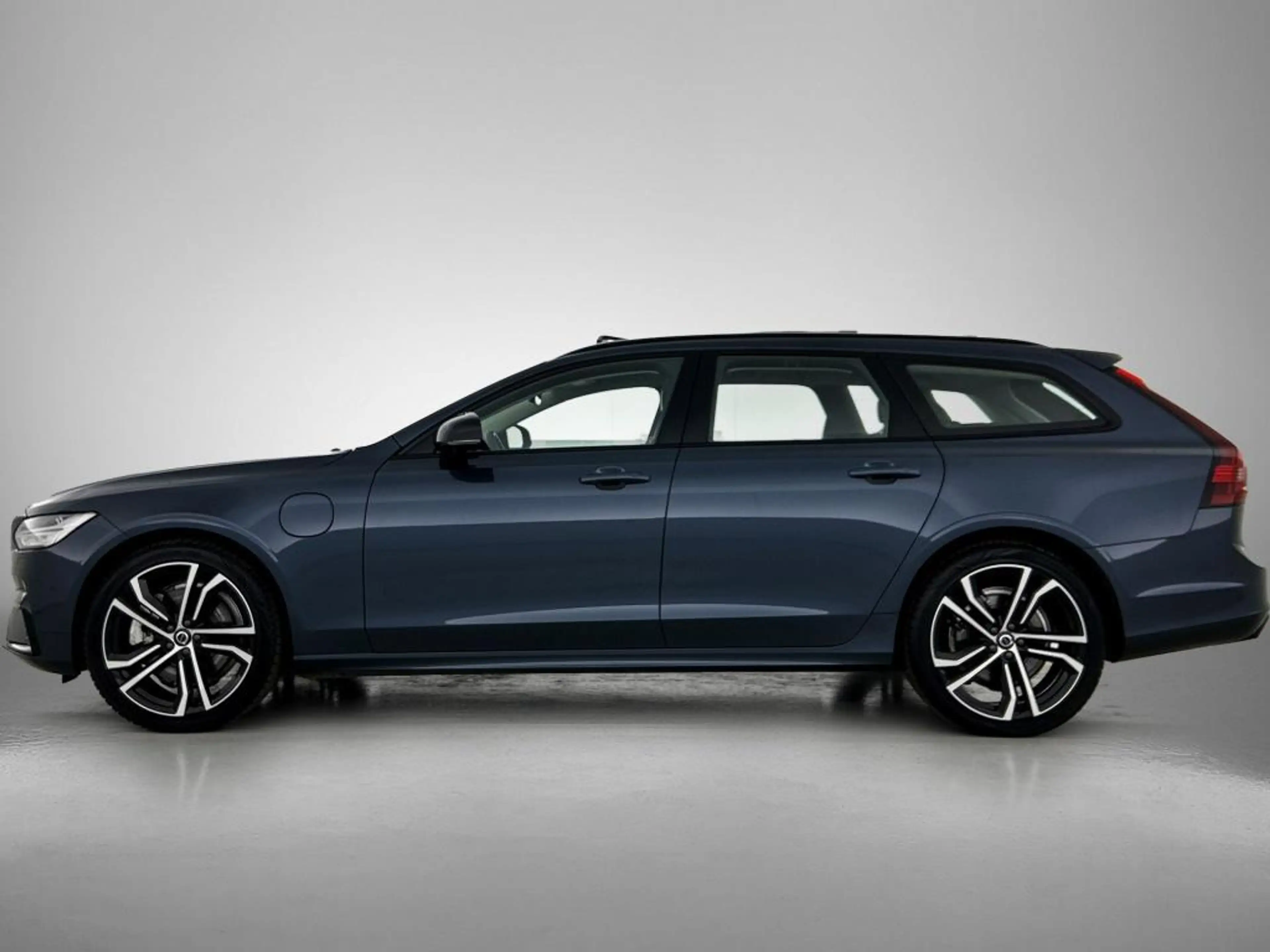 Volvo V90 Ultra Dark Recharge Plug-In Hybrid AWD — photo 2