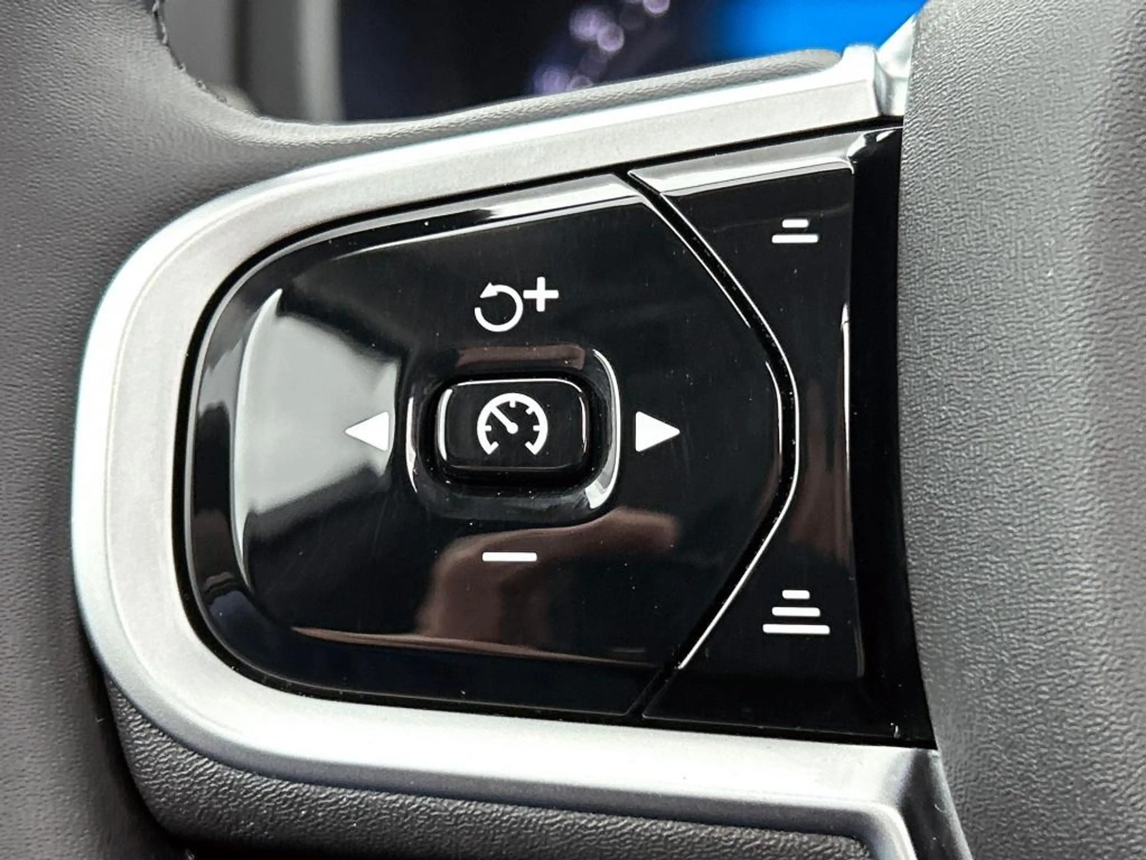 Volvo V90 Ultra Dark Recharge Plug-In Hybrid AWD — photo 6