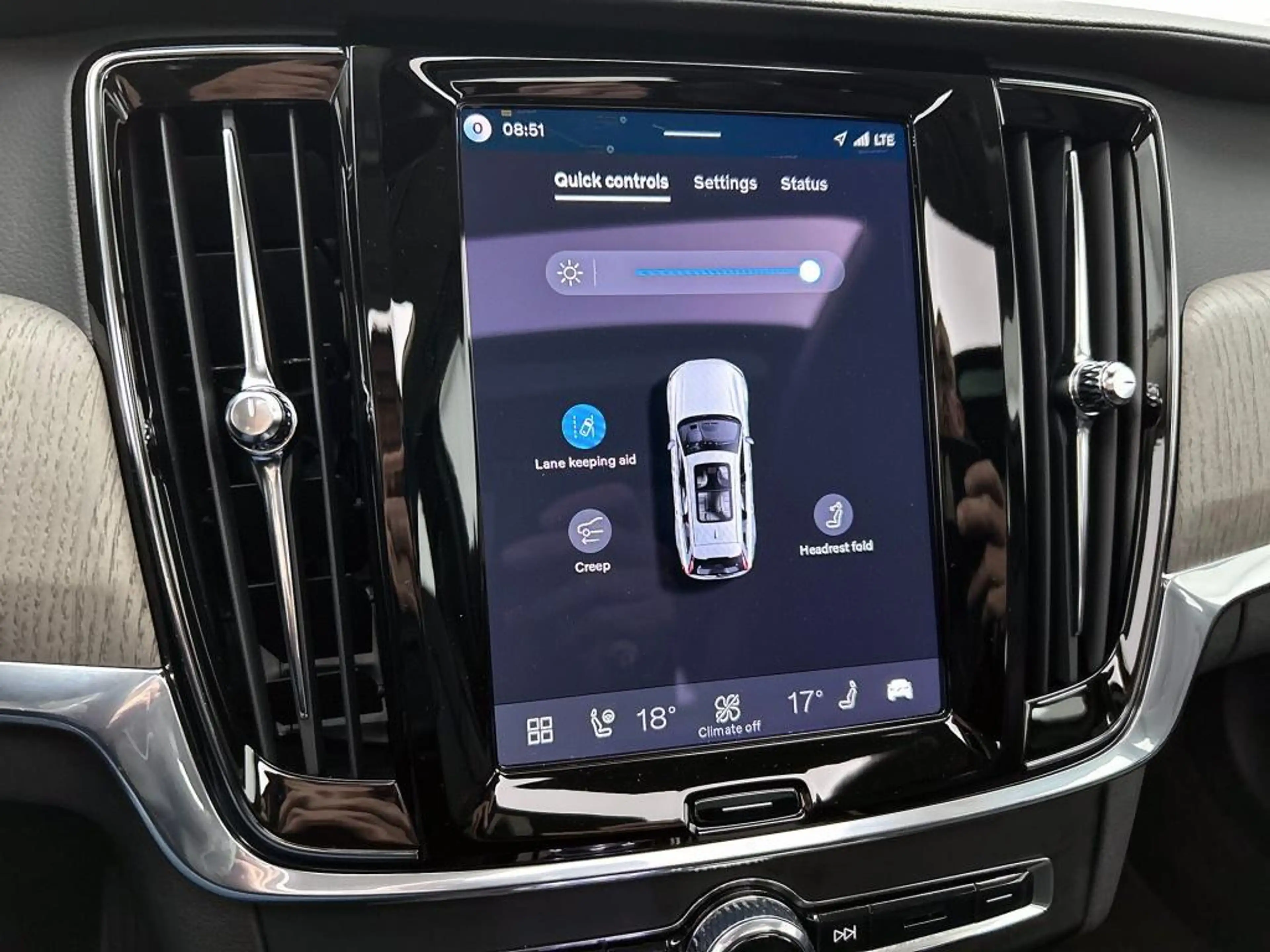 Volvo V90 Ultra Dark Recharge Plug-In Hybrid AWD — photo 11