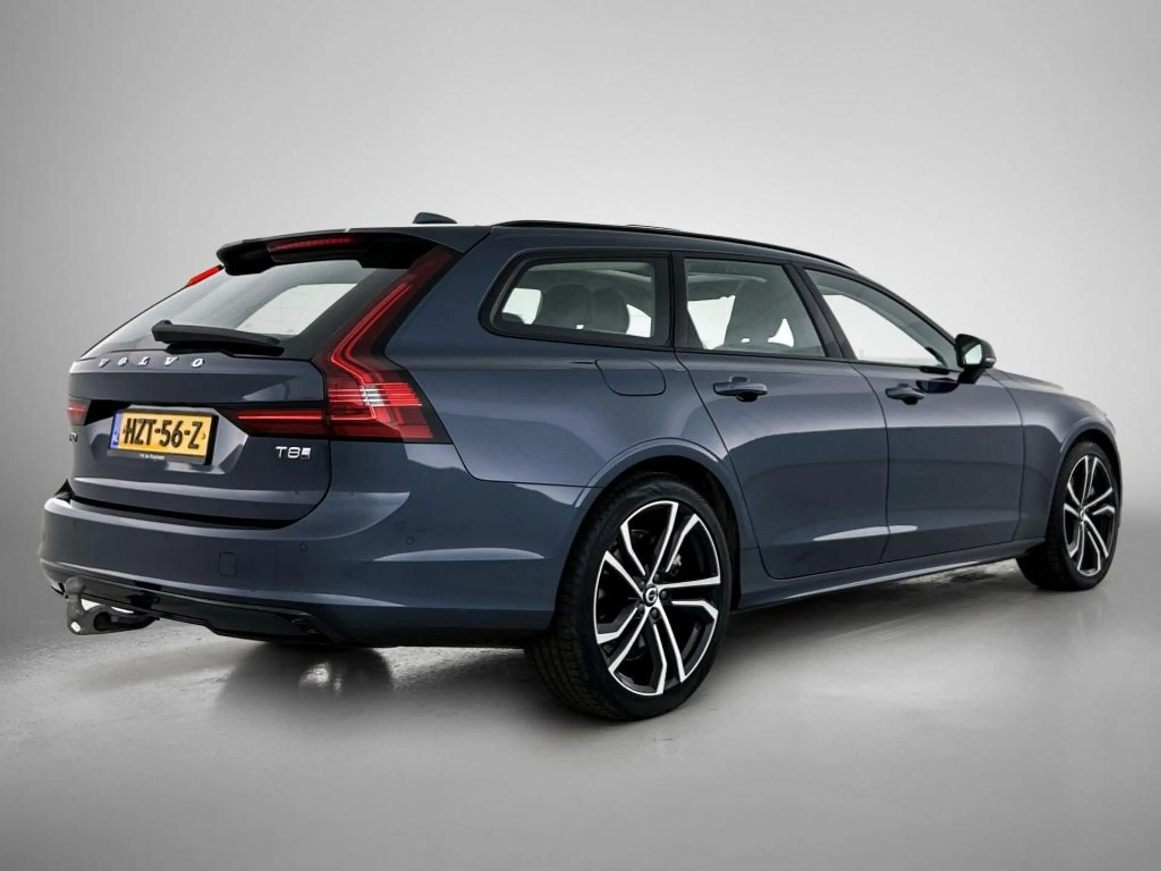 Volvo V90 Ultra Dark Recharge Plug-In Hybrid AWD — photo 4
