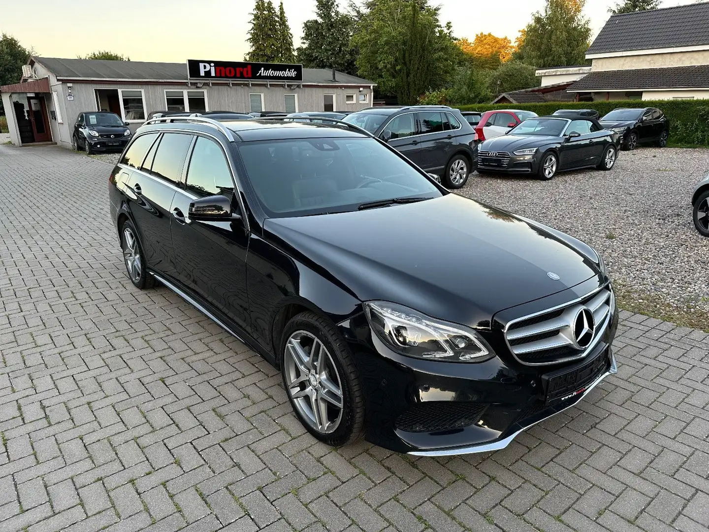 Mercedes-Benz E 350 T/D Avantgarde AMG-4M-LED-NAVI-AHK-KAM Noir - 1