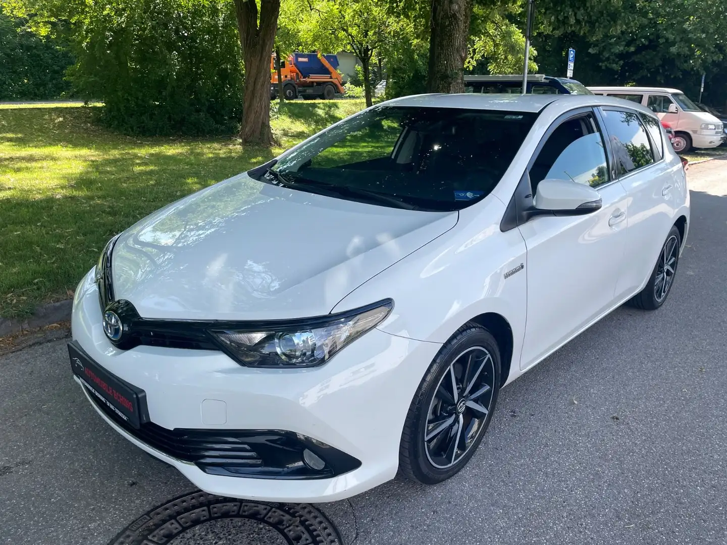 Toyota Auris Hybrid Team D Nav*Kam*LED*Autom*Spur* Weiß - 1
