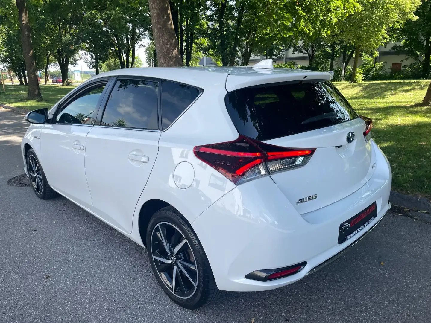 Toyota Auris Hybrid Team D Nav*Kam*LED*Autom*Spur* Weiß - 2