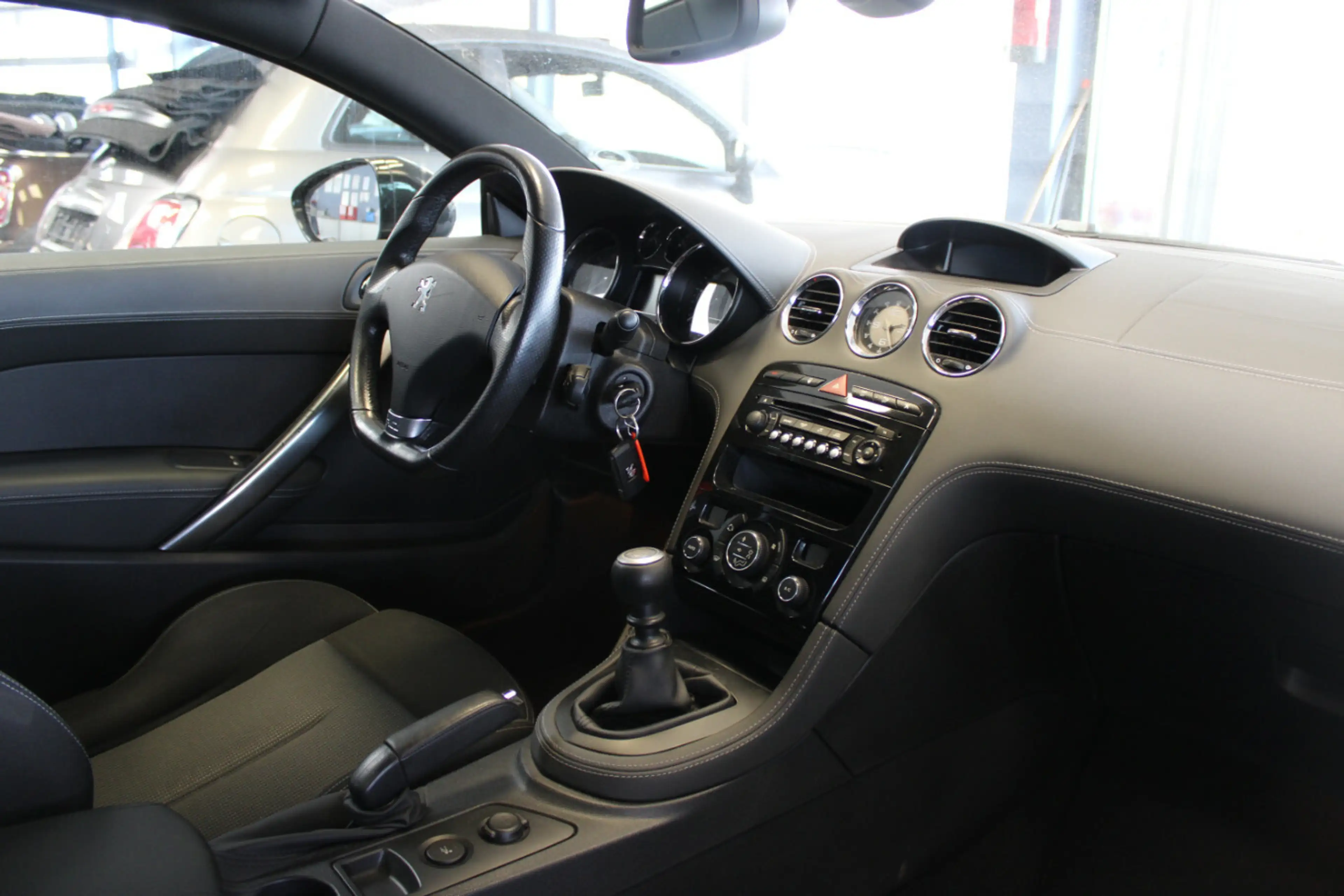 Peugeot RCZ 1.6 200 THP — photo 8