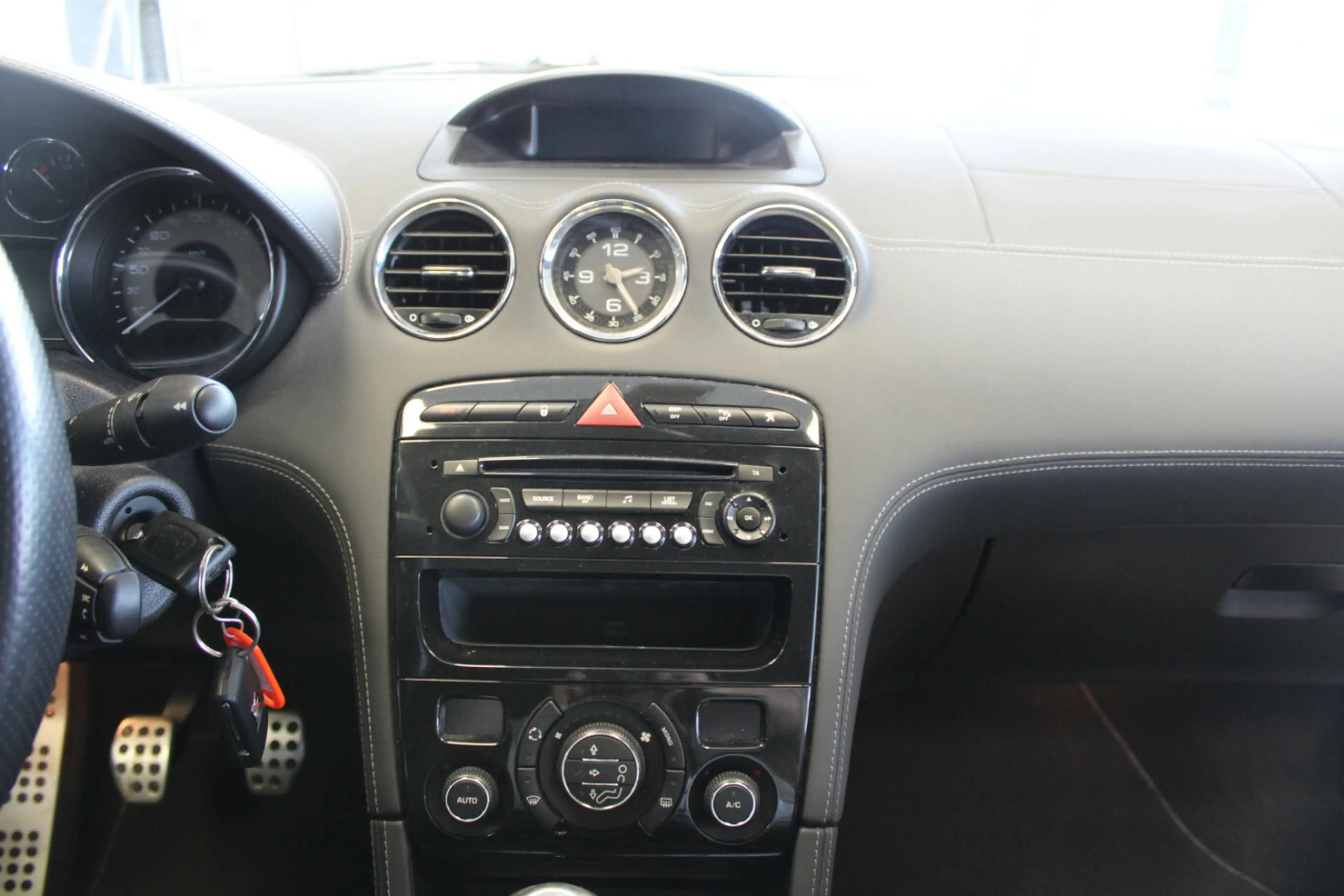 Peugeot RCZ 1.6 200 THP — photo 10