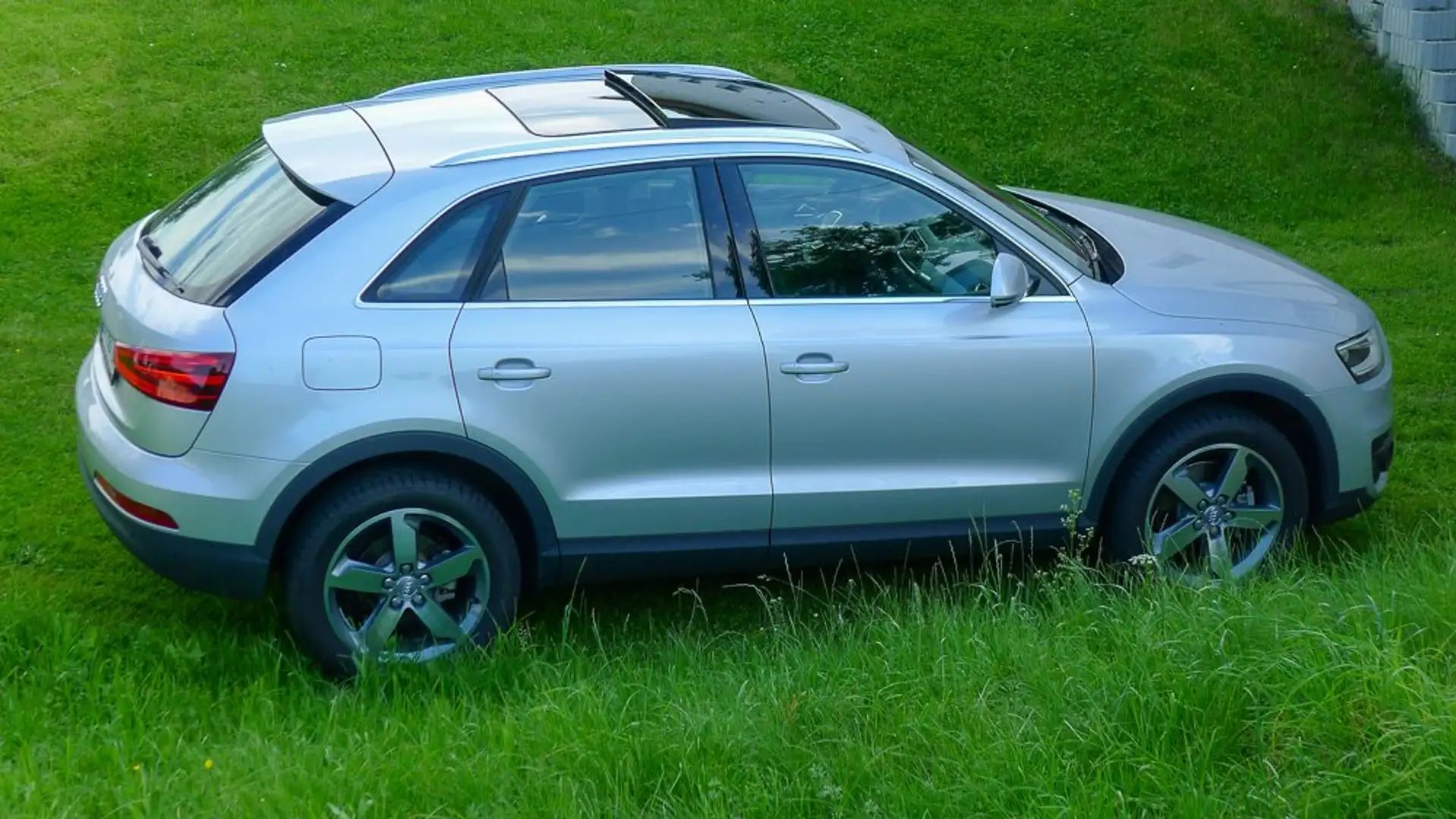 Audi Q3 Q3 2,0 TDI quattro Style DPF Style Silber - 2