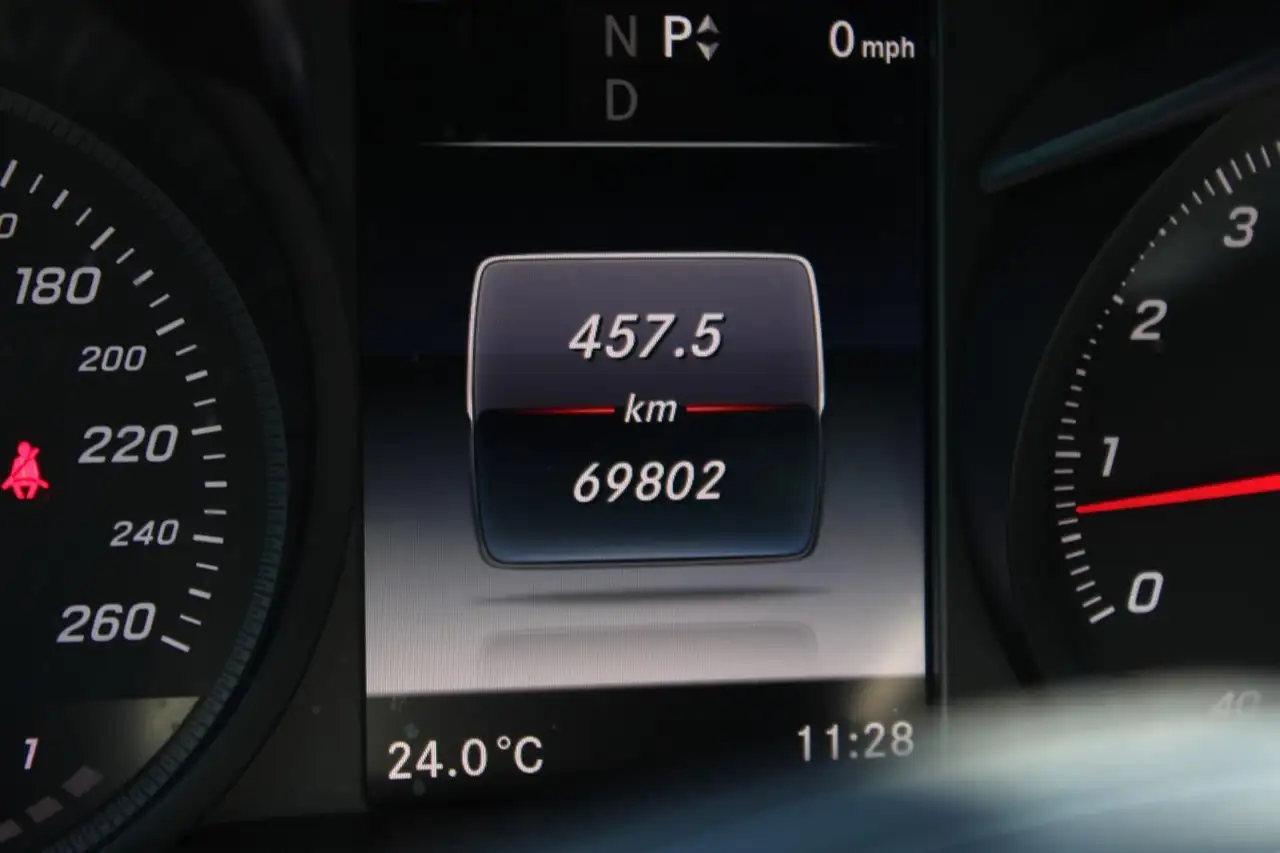 Mercedes-Benz C-Class снимка Mercedes-Benz C-Class