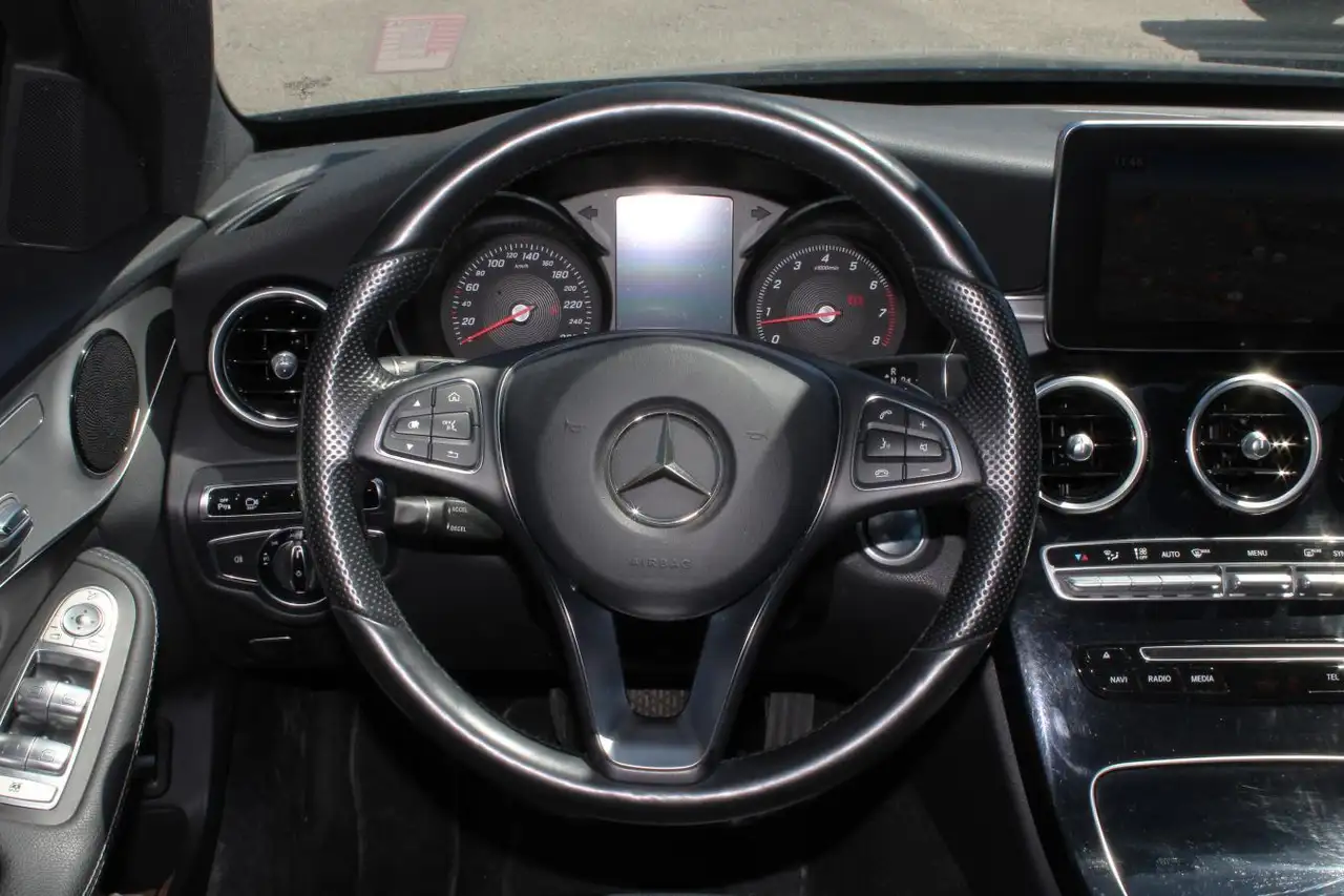 Mercedes-Benz C-Class снимка Mercedes-Benz C-Class