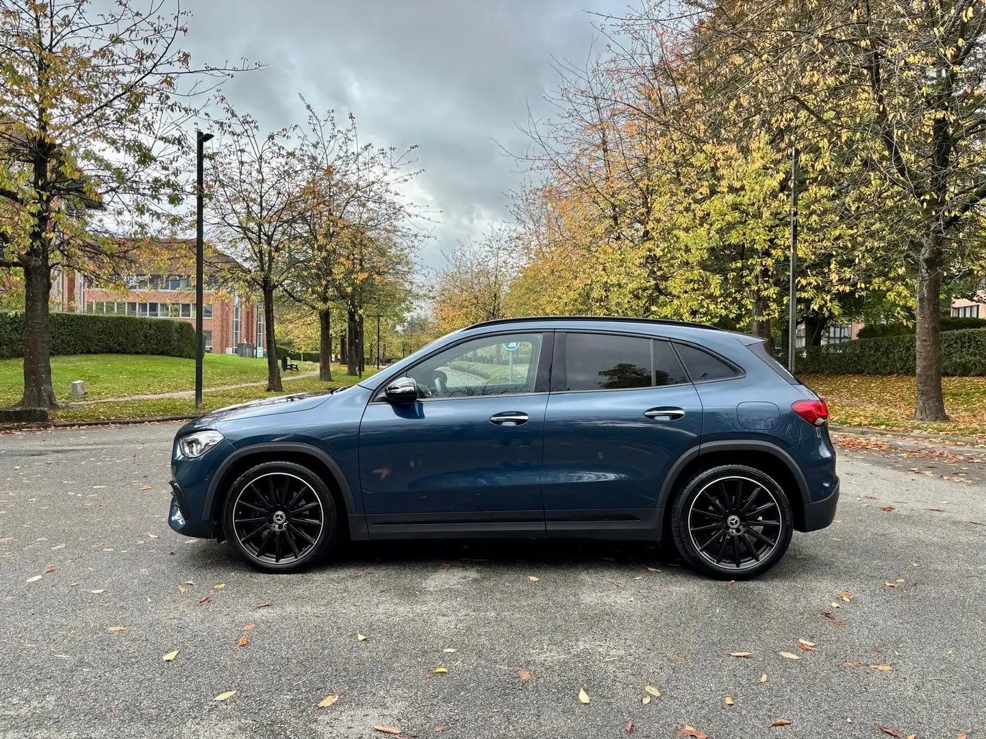 Mercedes-Benz GLA 180 AMG Line ** LED / CAMERA / KEYLESS-GO / CARBONE ** Bleu - 1