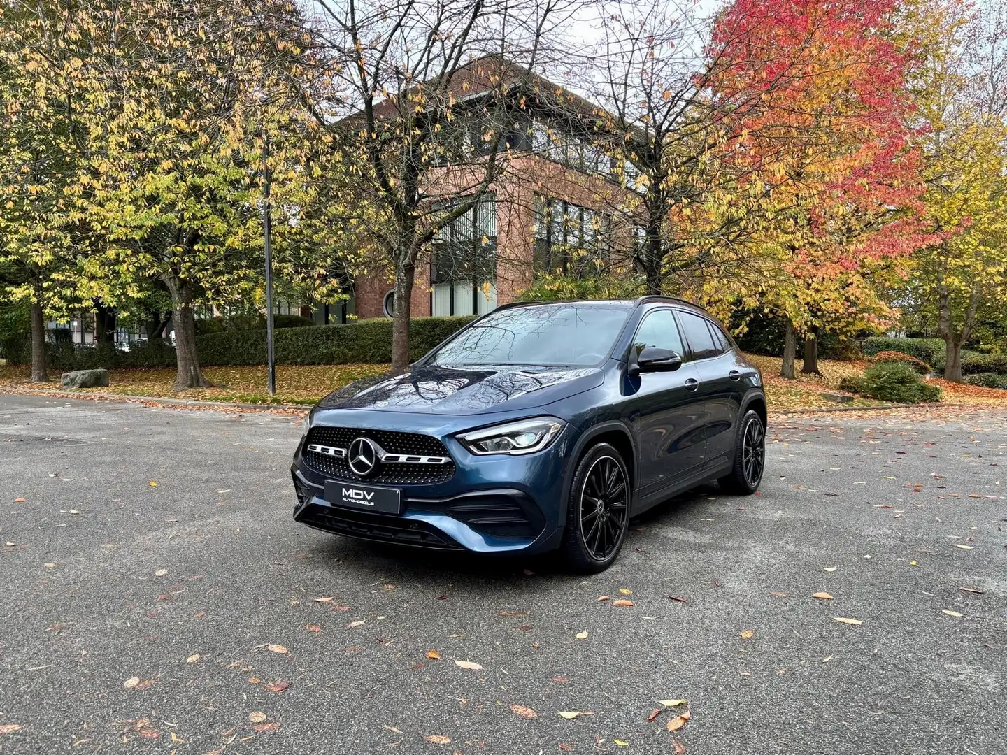 Mercedes-Benz GLA 180 AMG Line ** LED / CAMERA / KEYLESS-GO / CARBONE ** Bleu - 2