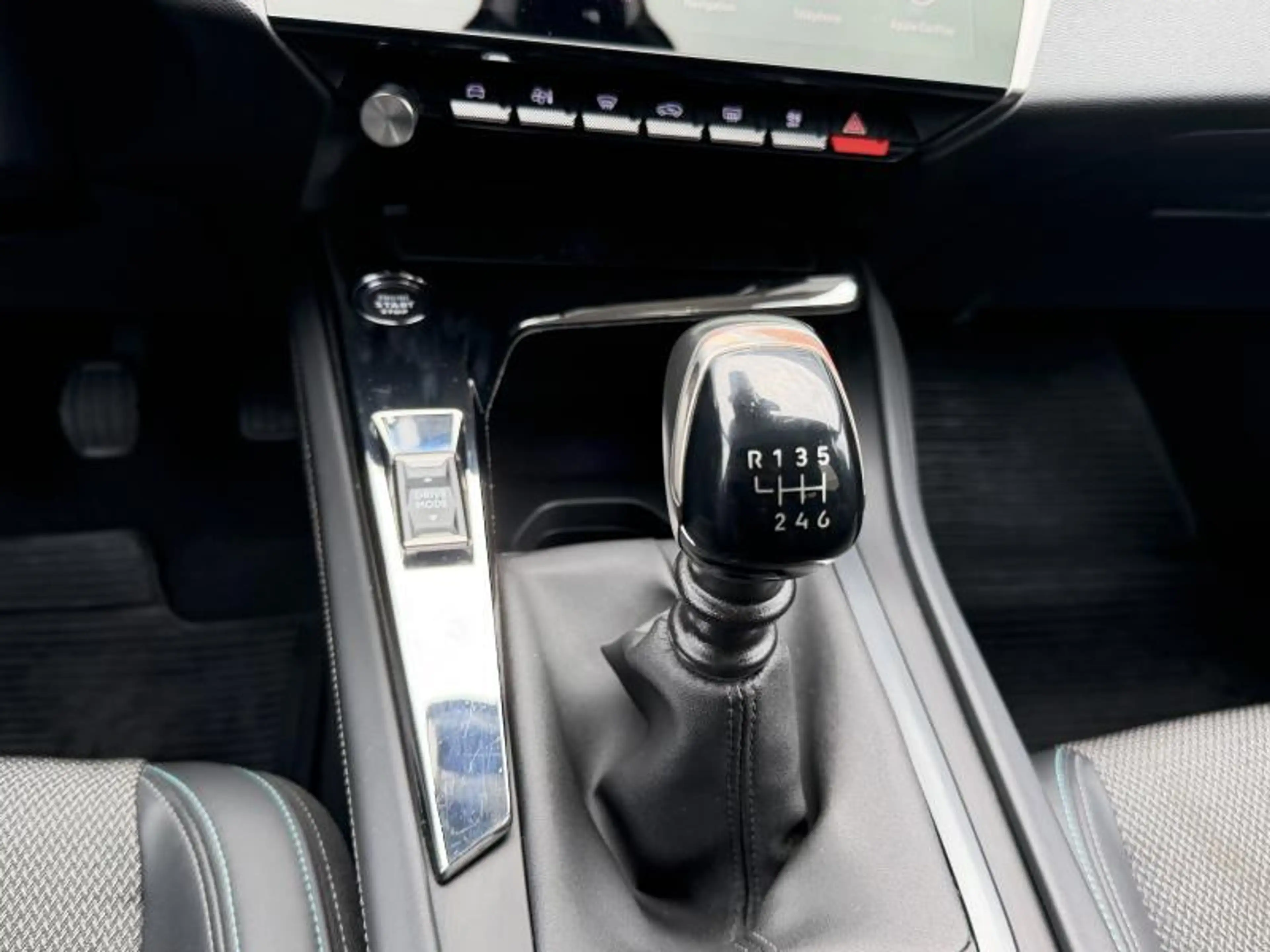 Peugeot 308 III Allure Pack — photo 13