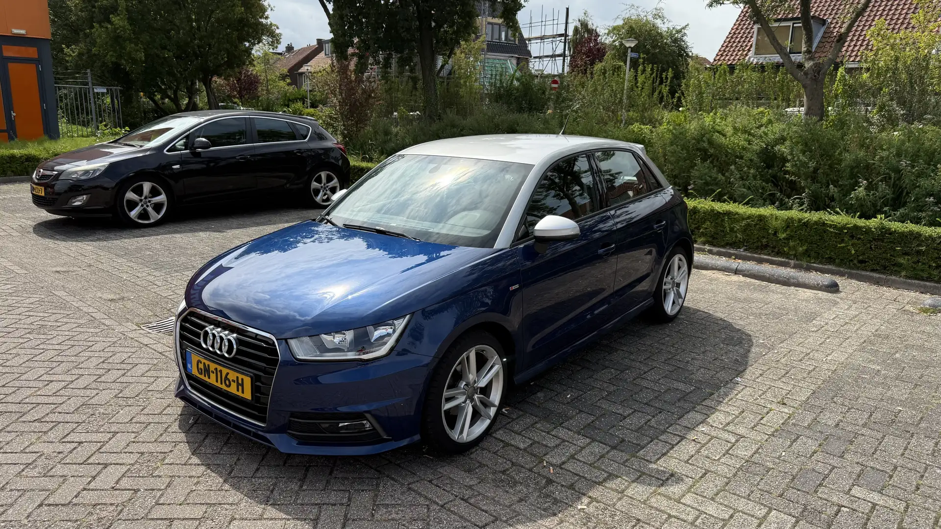 Audi A1 1.0 TFSI ultra Sportback sport Blauw - 2