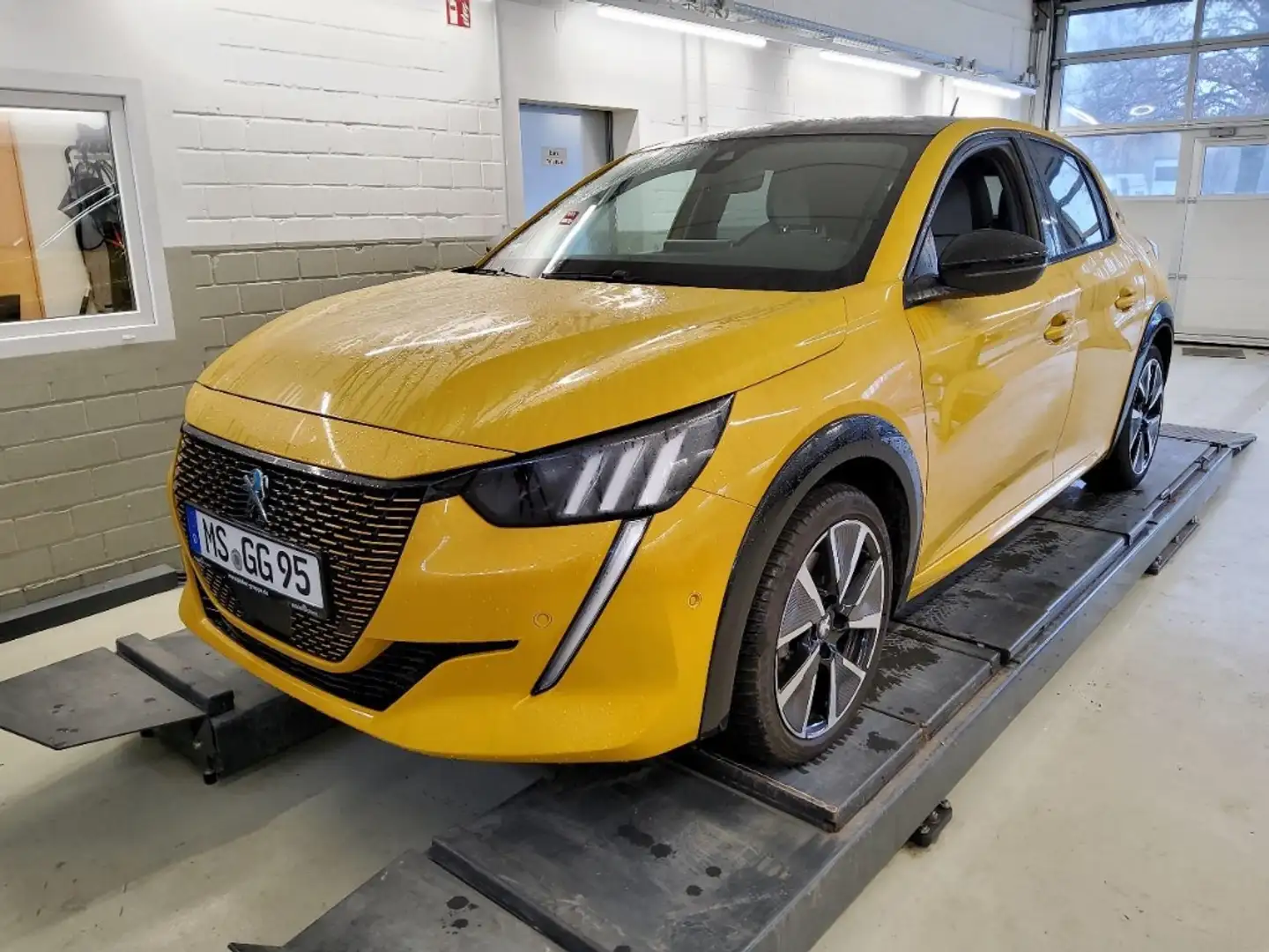 Peugeot 208 50kWh GT 11kW-Charger SHZ Kamera Navi PDCv+h Gelb - 2