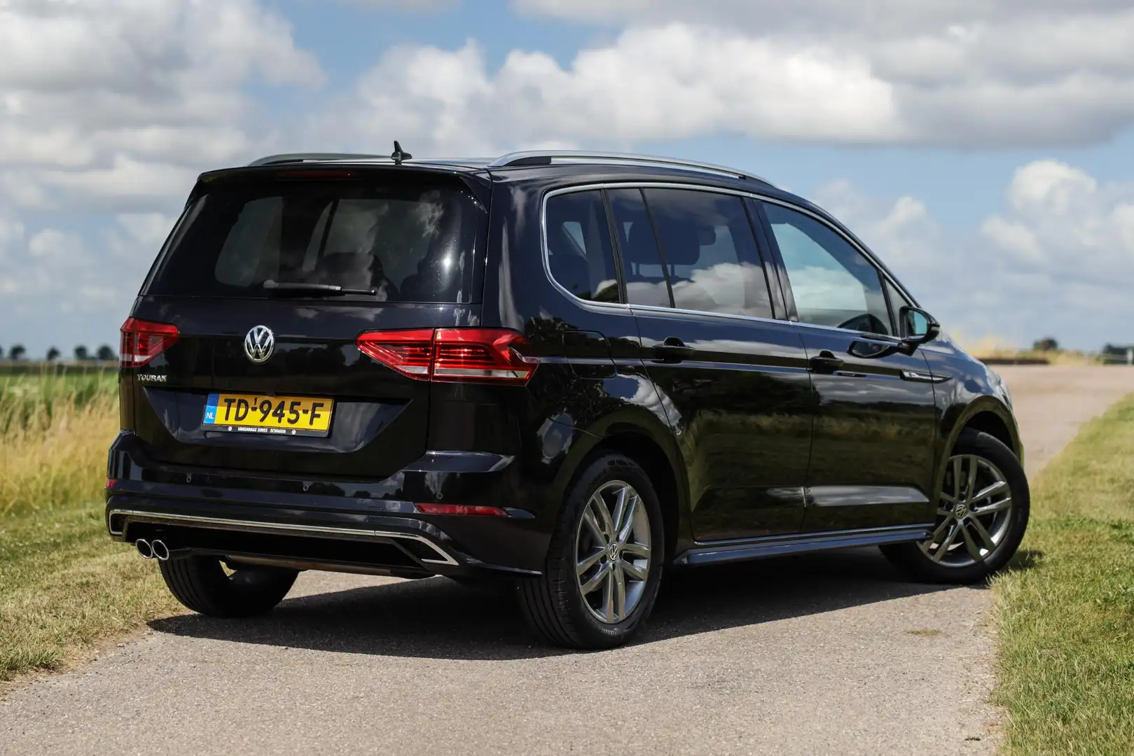 Volkswagen Touran 1.4 TSI 150 PK R-Line 7p ✅ LED ✅ ACC ✅ Massage Zwart - 2