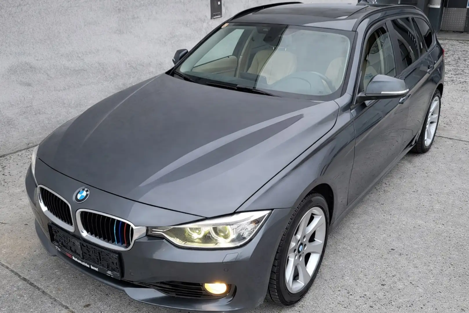BMW 330 330d Touring xDrive Aut. Grau - 1