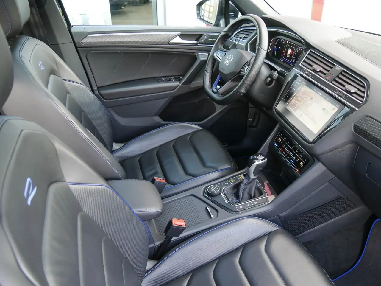 Volkswagen Tiguan 2.0 TSI R AHK Pano Matrix DCC 4