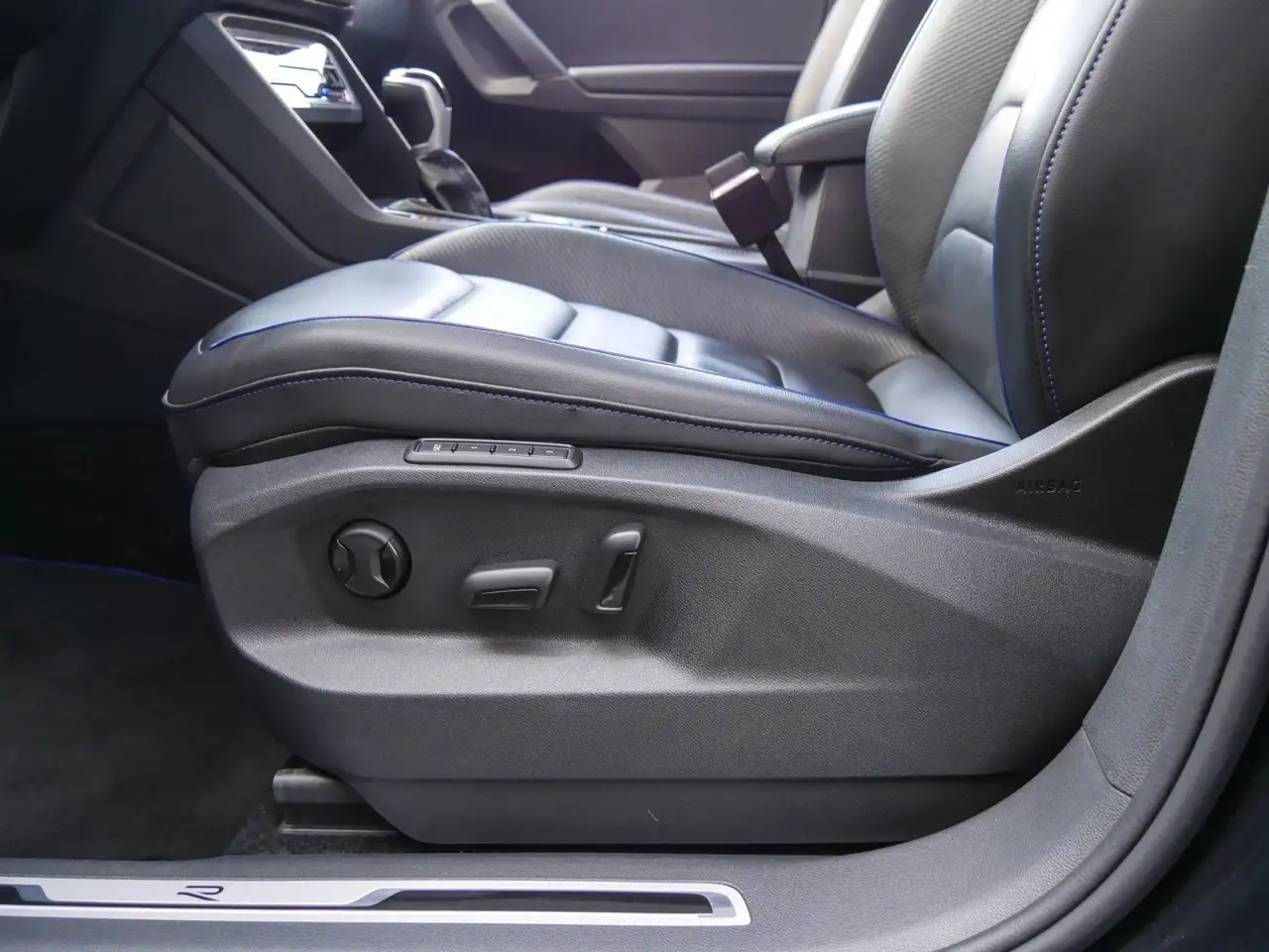 Volkswagen Tiguan 2.0 TSI R AHK Pano Matrix DCC 15
