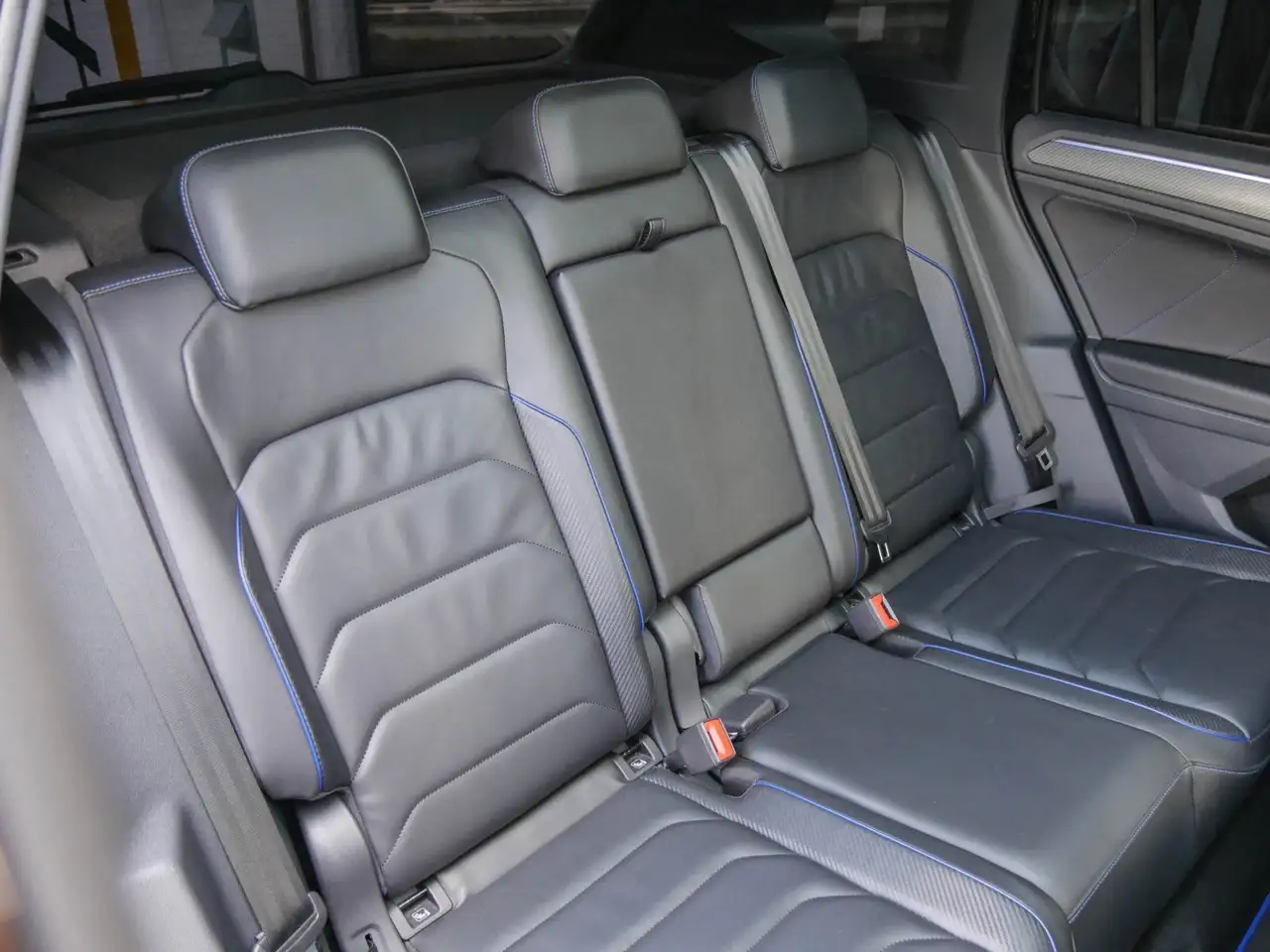Volkswagen Tiguan 2.0 TSI R AHK Pano Matrix DCC 5