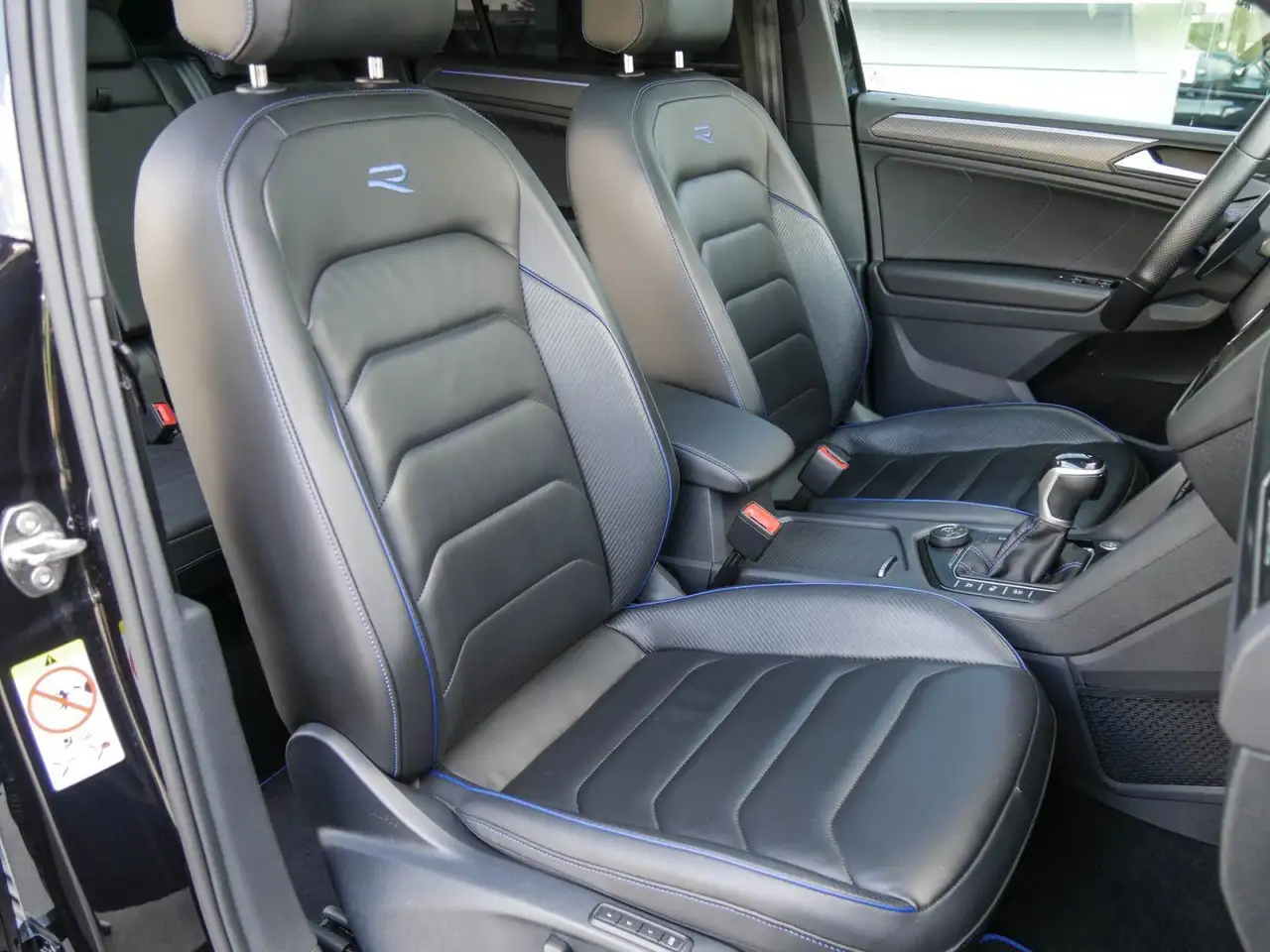 Volkswagen Tiguan 2.0 TSI R AHK Pano Matrix DCC 7
