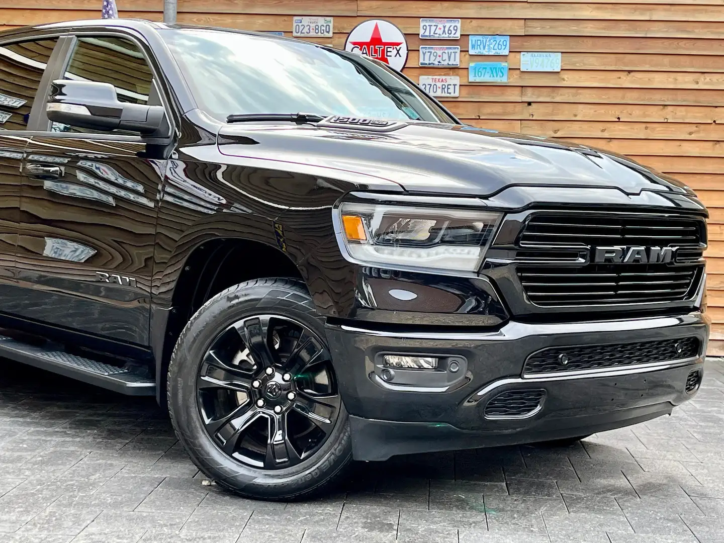 Dodge RAM 1500 Sport 5,7L 12´´ Navi 4x4 AHK LPG Zwart - 2