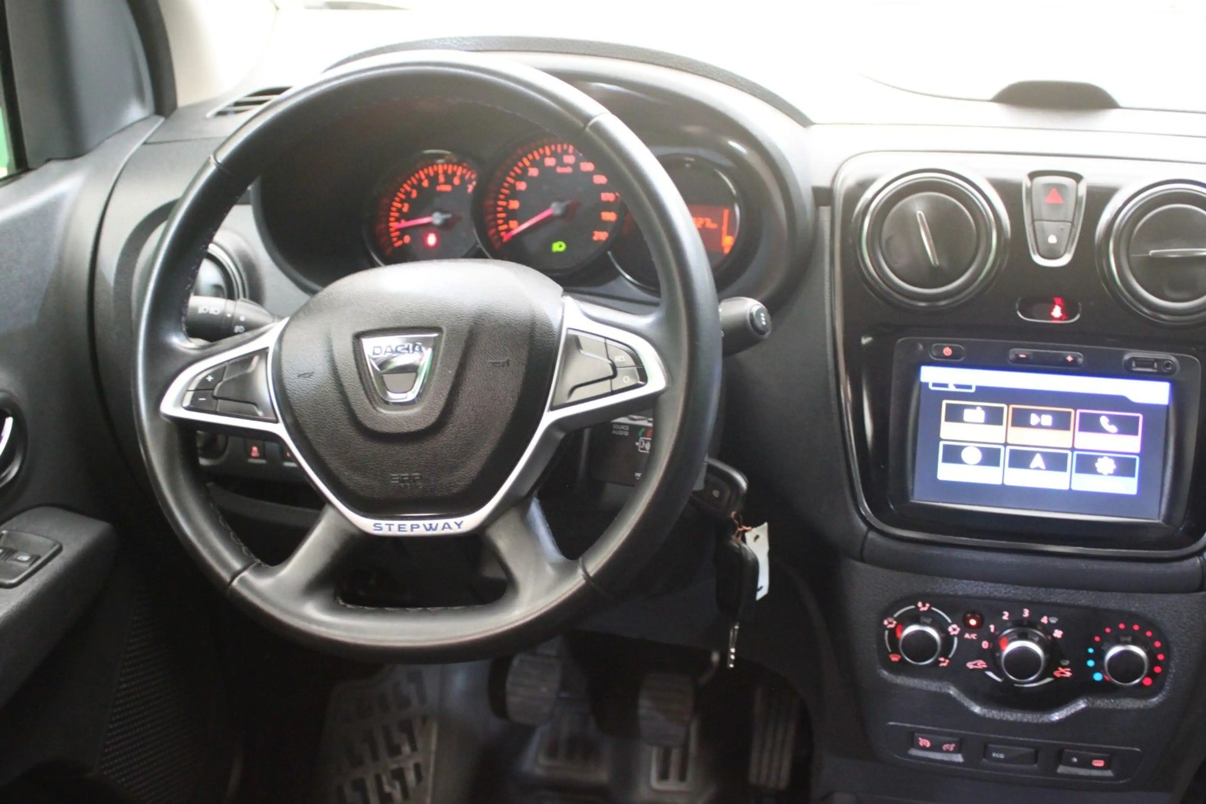 Dacia Lodgy Stepway 1.3/ 7-Sitzer/ Kamera/ Navi/ SHZ — photo 13