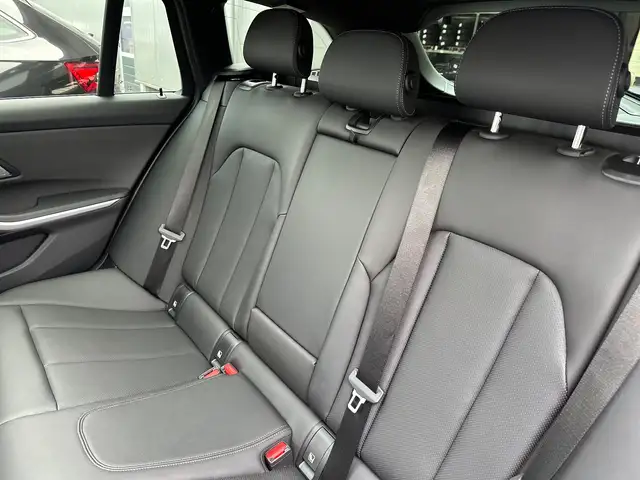 BMW 3 Series view 14