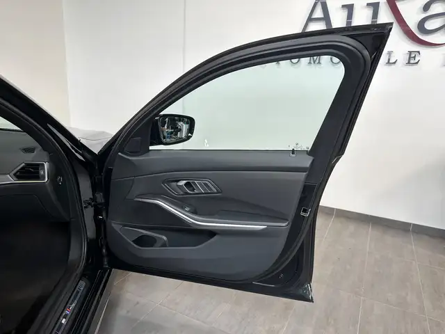 BMW 3 Series view 9
